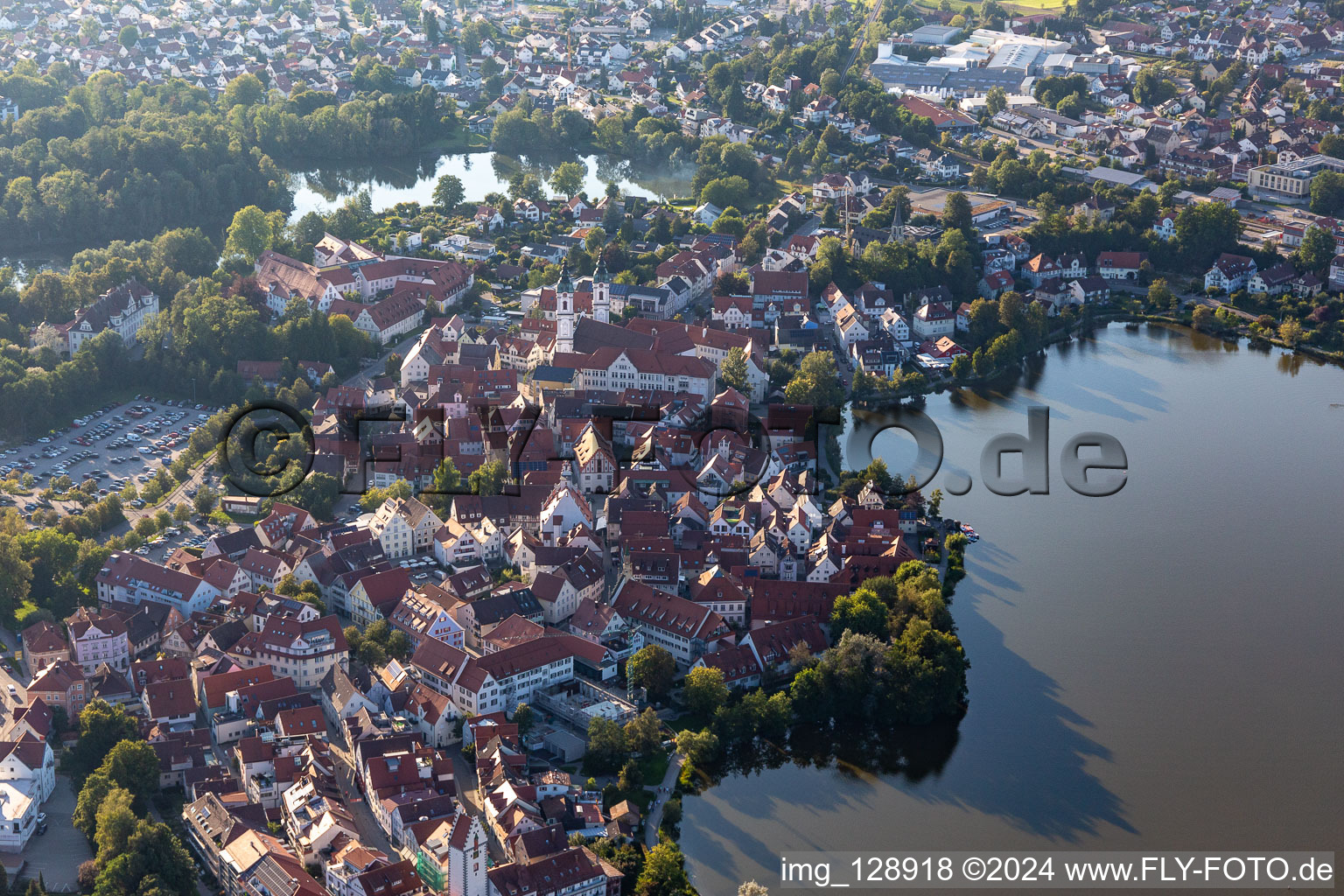 Vue aérienne de Vue sur la ville du centre-ville, sur les rives du lac de la ville à le quartier Steinach in Bad Waldsee dans le département Bade-Wurtemberg, Allemagne