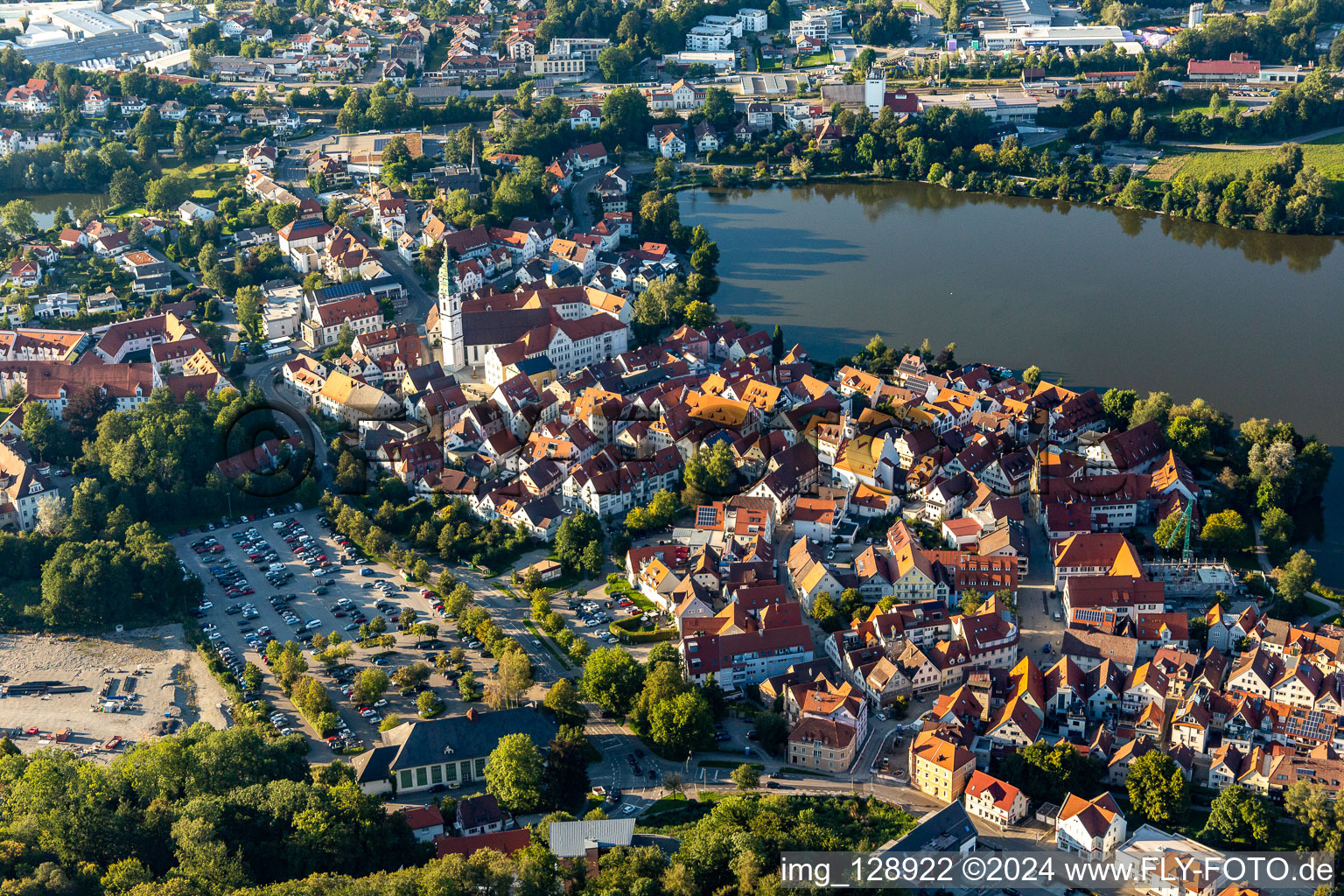 Vue aérienne de Bâtiment de l'église "Stadtpfarrkirche St. Peter" dans le vieux centre-ville du centre-ville à le quartier Steinach in Bad Waldsee dans le département Bade-Wurtemberg, Allemagne