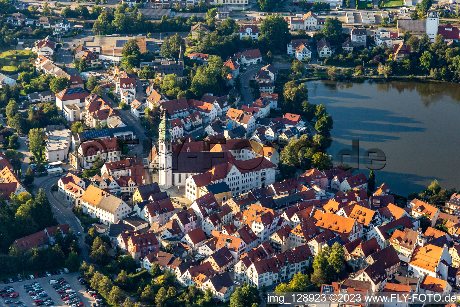 Vue aérienne de Bâtiment de l'église "Stadtpfarrkirche St. Peter" dans le vieux centre-ville du centre-ville à le quartier Steinach in Bad Waldsee dans le département Bade-Wurtemberg, Allemagne