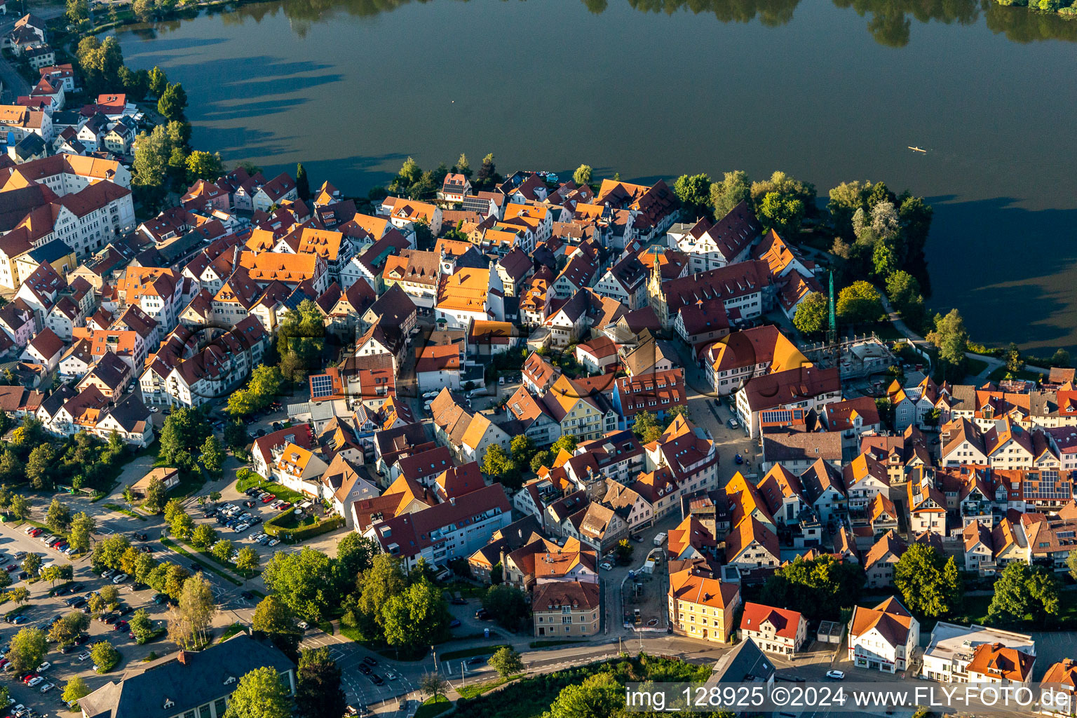 Vue aérienne de Vue sur la ville du centre-ville, sur les rives du lac de la ville à le quartier Steinach in Bad Waldsee dans le département Bade-Wurtemberg, Allemagne