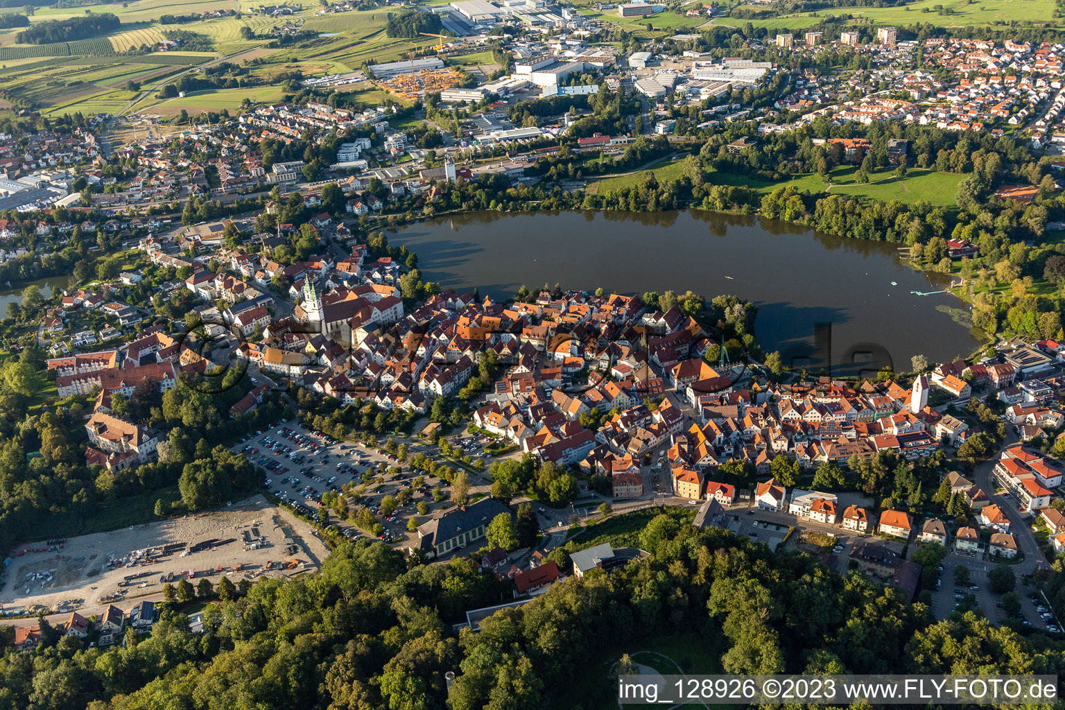 Photographie aérienne de Vue sur la ville du centre-ville, sur les rives du lac de la ville à Bad Waldsee dans le département Bade-Wurtemberg, Allemagne