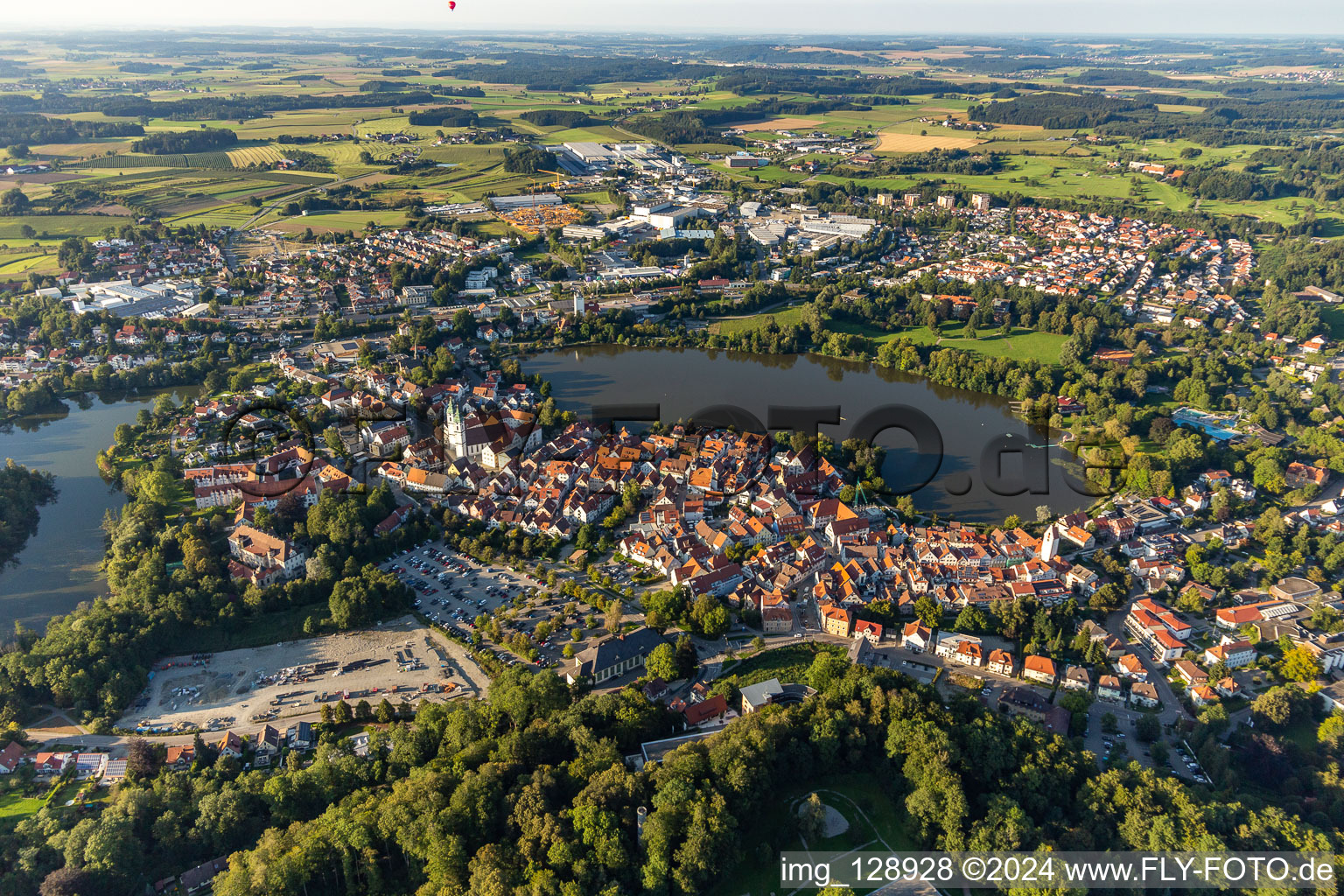 Vue oblique de Vue sur la ville du centre-ville, sur les rives du lac de la ville à Bad Waldsee dans le département Bade-Wurtemberg, Allemagne