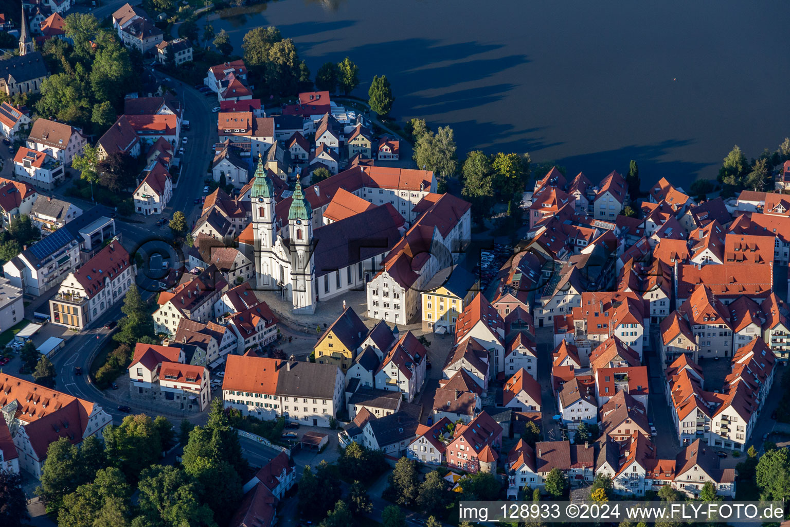 Photographie aérienne de Bâtiment de l'église "Stadtpfarrkirche St. Peter" dans le vieux centre-ville du centre-ville à le quartier Steinach in Bad Waldsee dans le département Bade-Wurtemberg, Allemagne