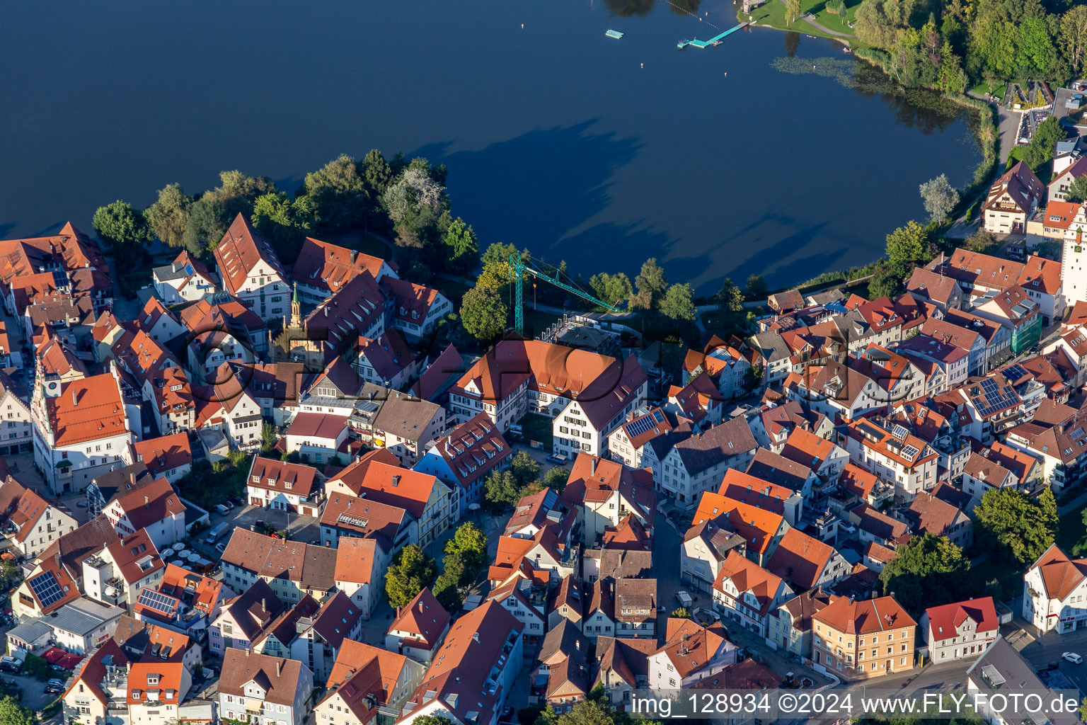 Vue sur la ville du centre-ville, sur les rives du lac de la ville à Bad Waldsee dans le département Bade-Wurtemberg, Allemagne d'en haut