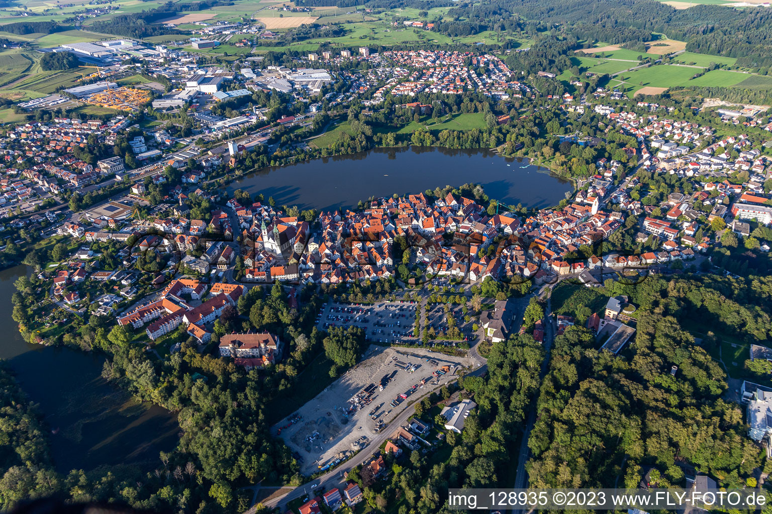 Photographie aérienne de Vue sur la ville du centre-ville, sur les rives du lac de la ville à le quartier Steinach in Bad Waldsee dans le département Bade-Wurtemberg, Allemagne