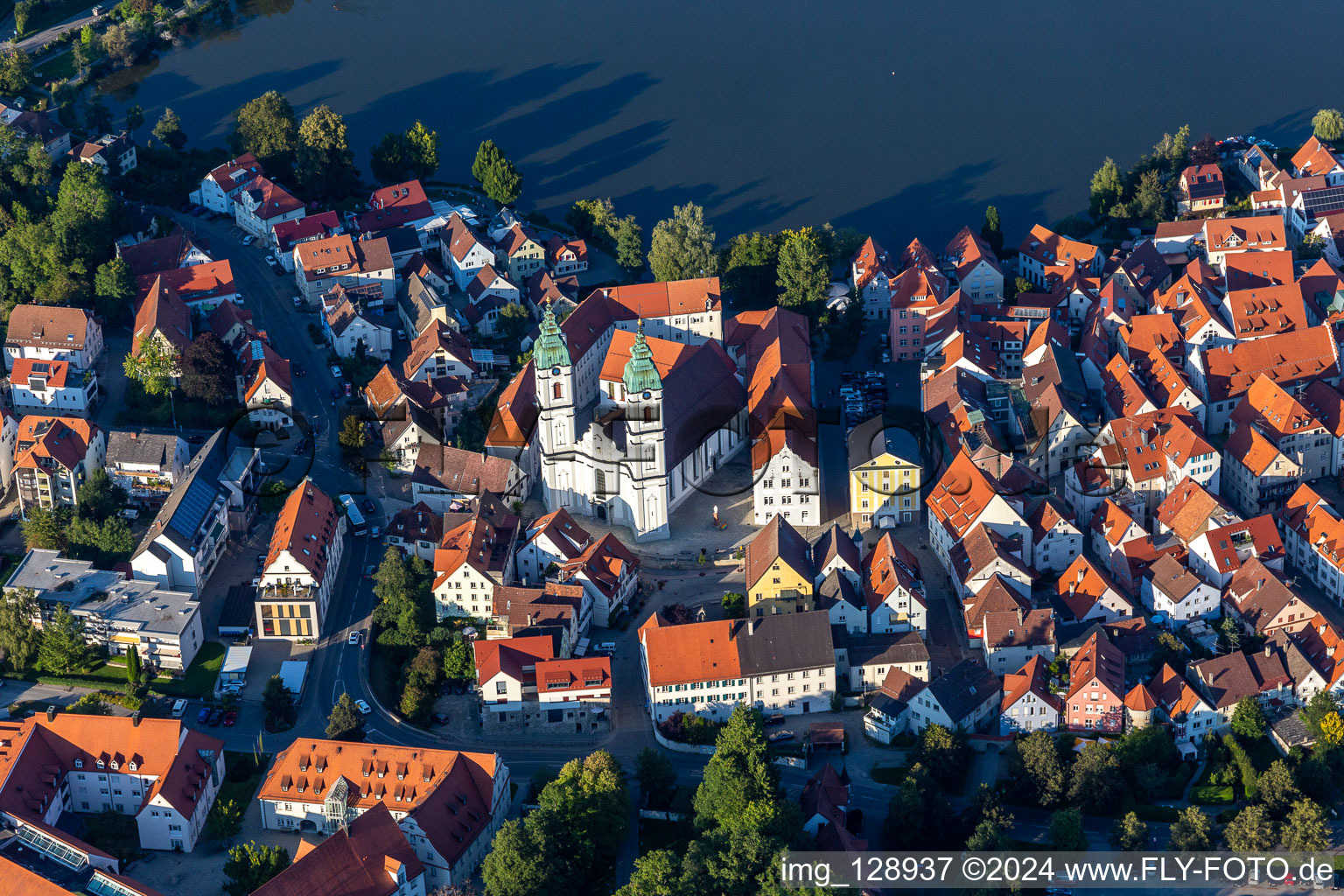 Vue oblique de Bâtiment de l'église "Stadtpfarrkirche St. Peter" dans le vieux centre-ville du centre-ville à le quartier Steinach in Bad Waldsee dans le département Bade-Wurtemberg, Allemagne