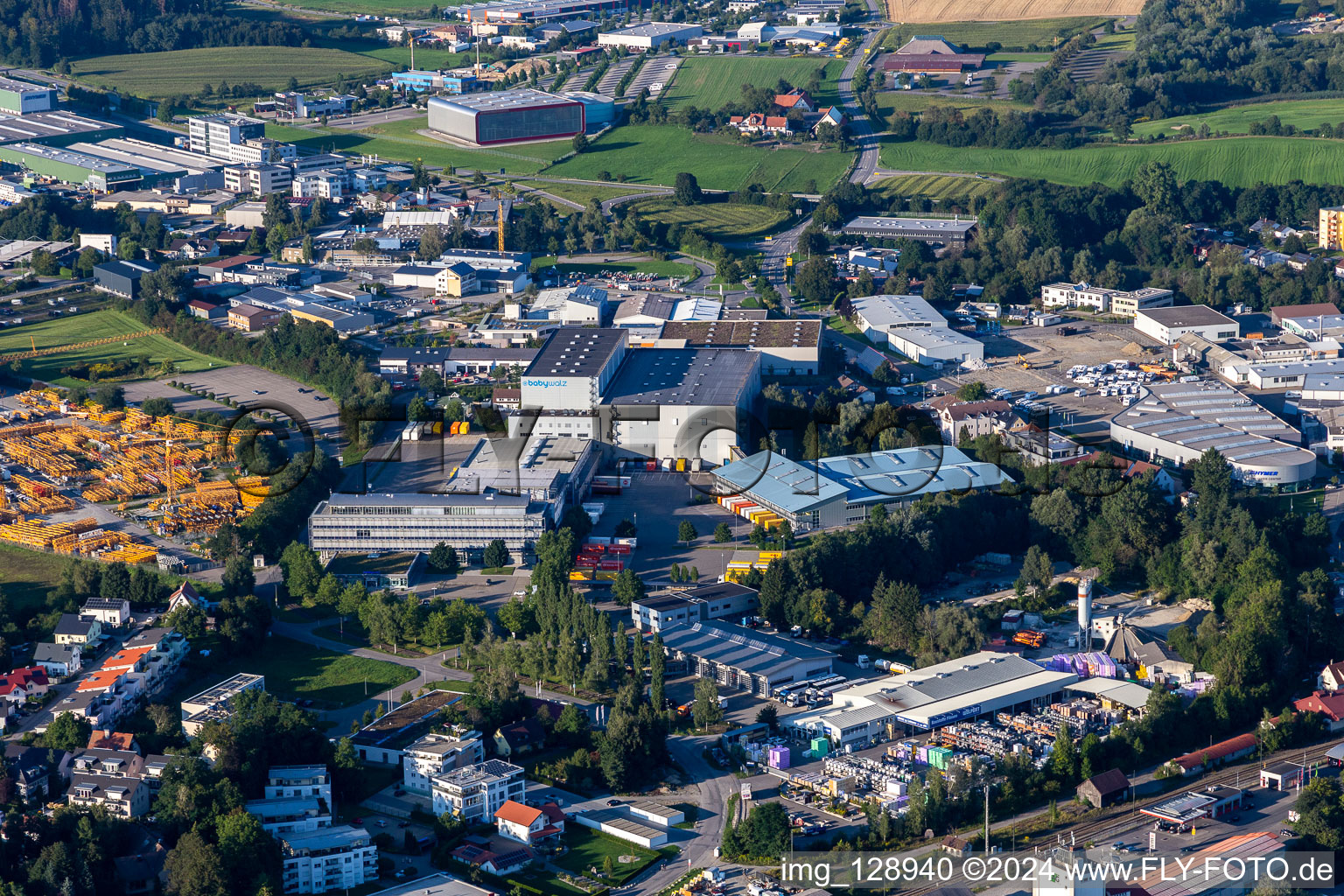 Vue oblique de Complexe immobilier et centre logistique sur le terrain de la Versandhaus Walz GmbH, Baby-Walz à Bad Waldsee dans le département Bade-Wurtemberg, Allemagne