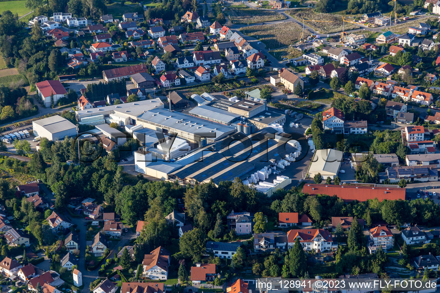 Vue aérienne de Sites de production de la société DER Hirsch Porozell GmbH à le quartier Steinach in Bad Waldsee dans le département Bade-Wurtemberg, Allemagne