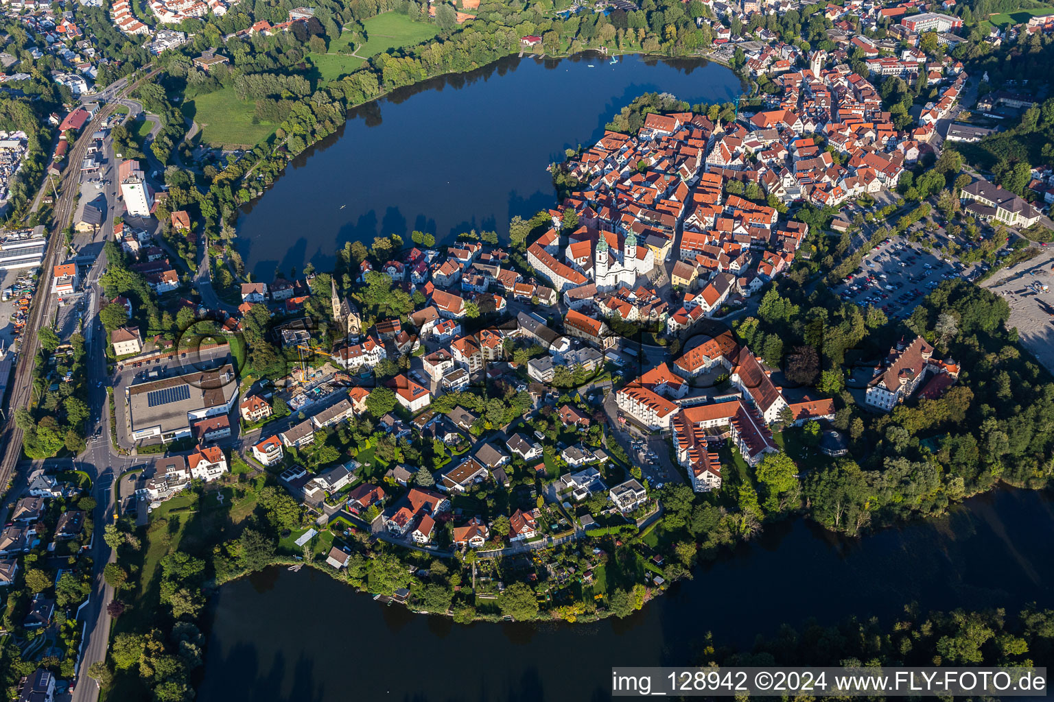 Vue sur la ville du centre-ville, sur les rives du lac de la ville à Bad Waldsee dans le département Bade-Wurtemberg, Allemagne hors des airs