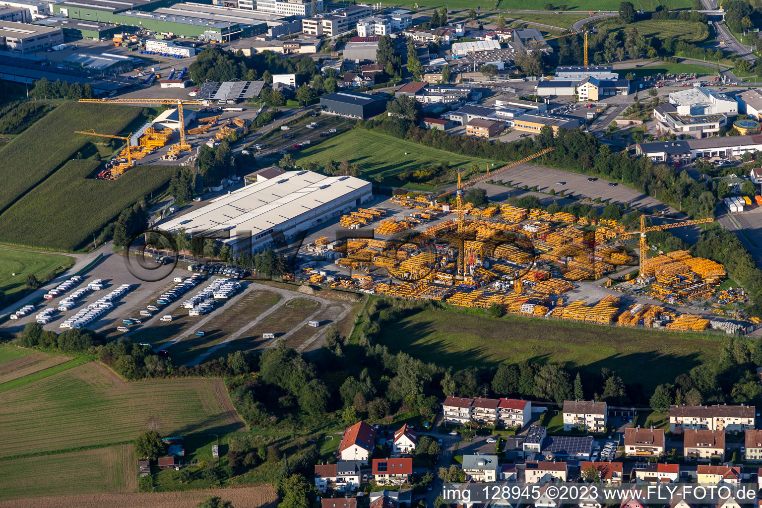 Vue aérienne de Aire de stockage de la Liebherr-Werk Biberach GmbH, succursale Bad Waldsee dans la zone industrielle à Bad Waldsee dans le département Bade-Wurtemberg, Allemagne