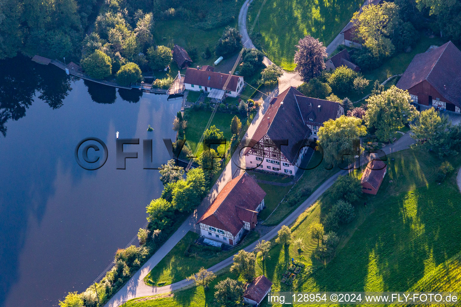 Vue aérienne de Forgeron d'art Eichler à le quartier Tannweiler in Aulendorf dans le département Bade-Wurtemberg, Allemagne