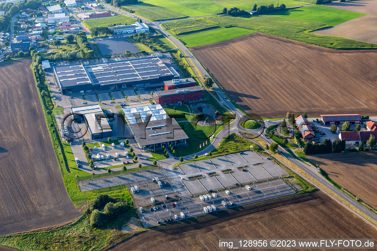 Vue aérienne de Site de l'usine de construction automobile de Carthago Reisemobilbau GmbH à le quartier Unterrauhen in Aulendorf dans le département Bade-Wurtemberg, Allemagne
