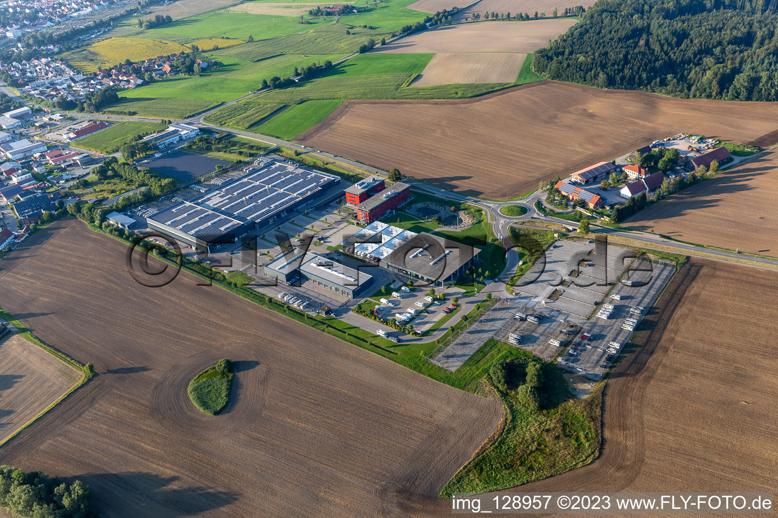 Vue aérienne de Site de l'usine de construction automobile de Carthago Reisemobilbau GmbH à le quartier Unterrauhen in Aulendorf dans le département Bade-Wurtemberg, Allemagne
