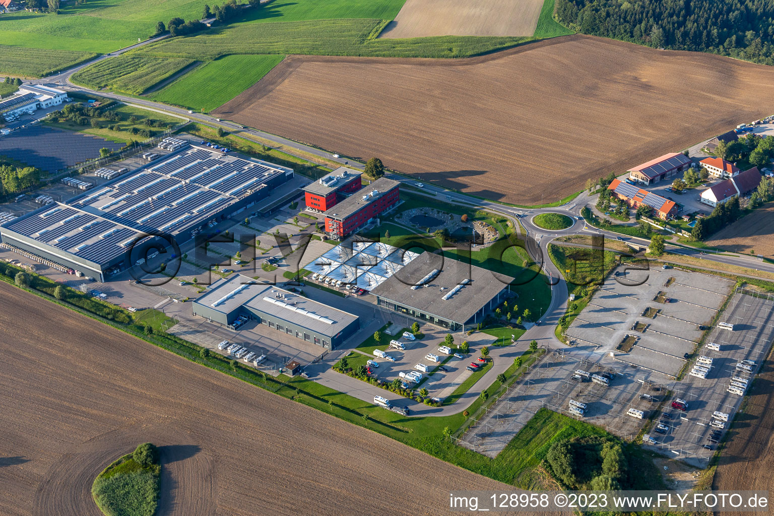 Photographie aérienne de Site de l'usine de construction automobile de Carthago Reisemobilbau GmbH à le quartier Unterrauhen in Aulendorf dans le département Bade-Wurtemberg, Allemagne