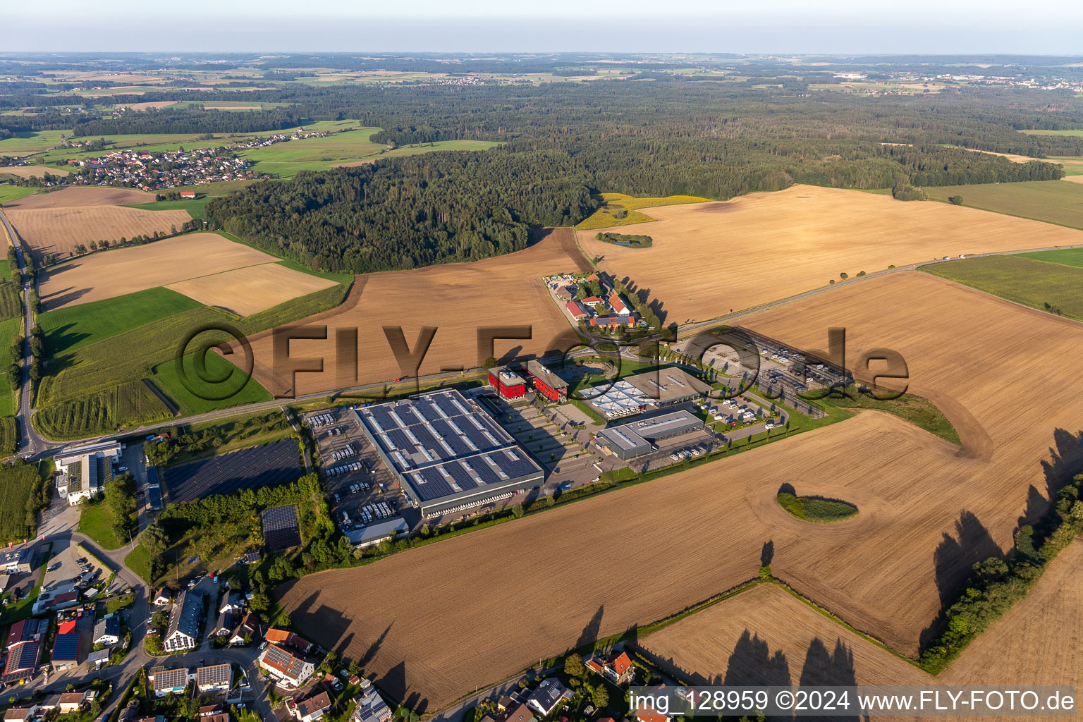 Vue aérienne de Site de l'usine de construction automobile de Carthago Reisemobilbau GmbH à le quartier Rugetsweiler in Aulendorf dans le département Bade-Wurtemberg, Allemagne