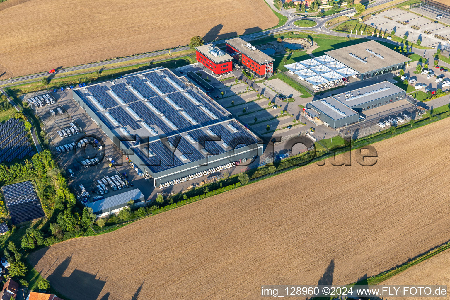 Vue aérienne de Site de l'usine de construction automobile de Carthago Reisemobilbau GmbH à le quartier Rugetsweiler in Aulendorf dans le département Bade-Wurtemberg, Allemagne