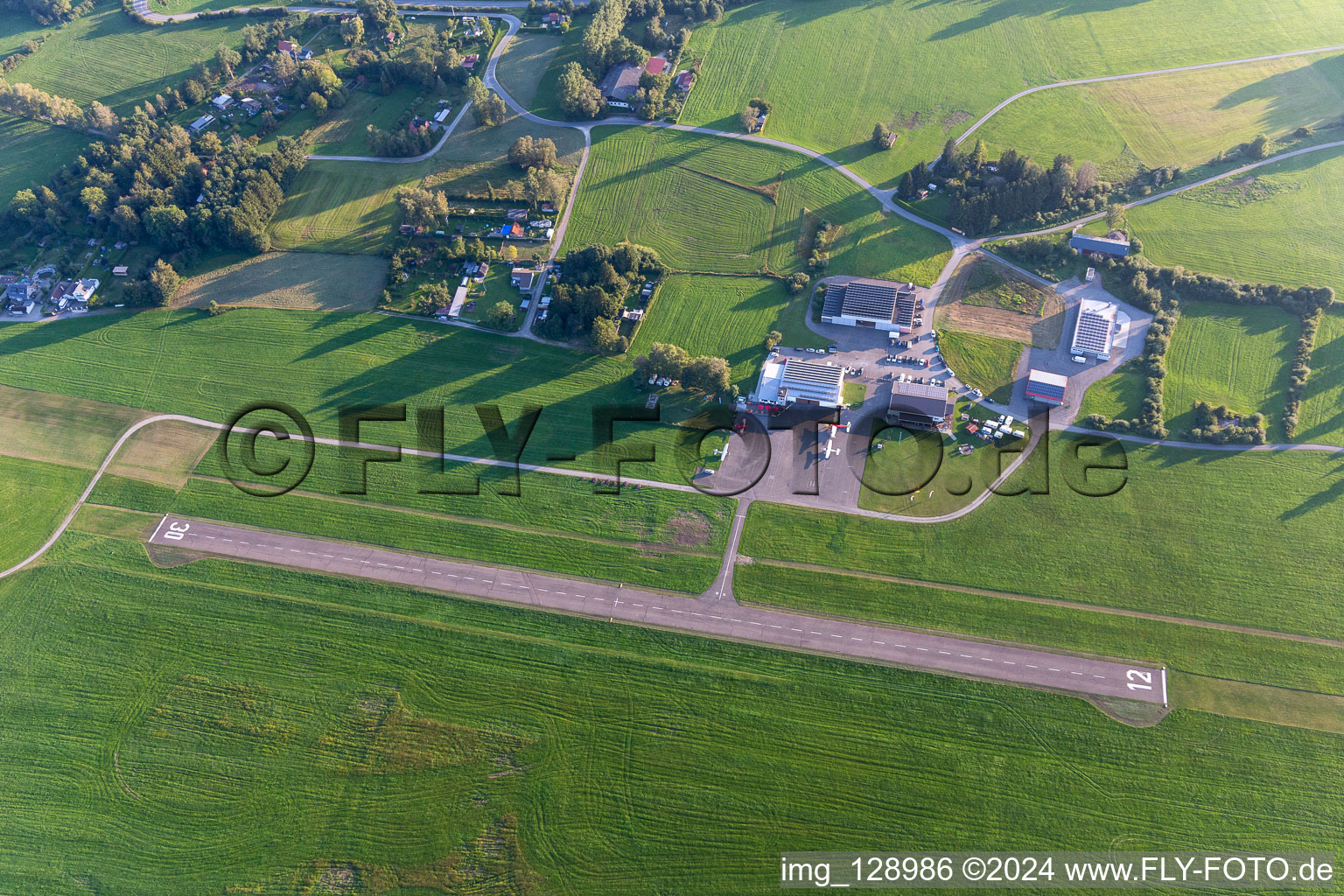 Vue aérienne de Piste avec zone de taxiway de l'aérodrome Skydive Saulgau à Bad Saulgau dans le département Bade-Wurtemberg, Allemagne