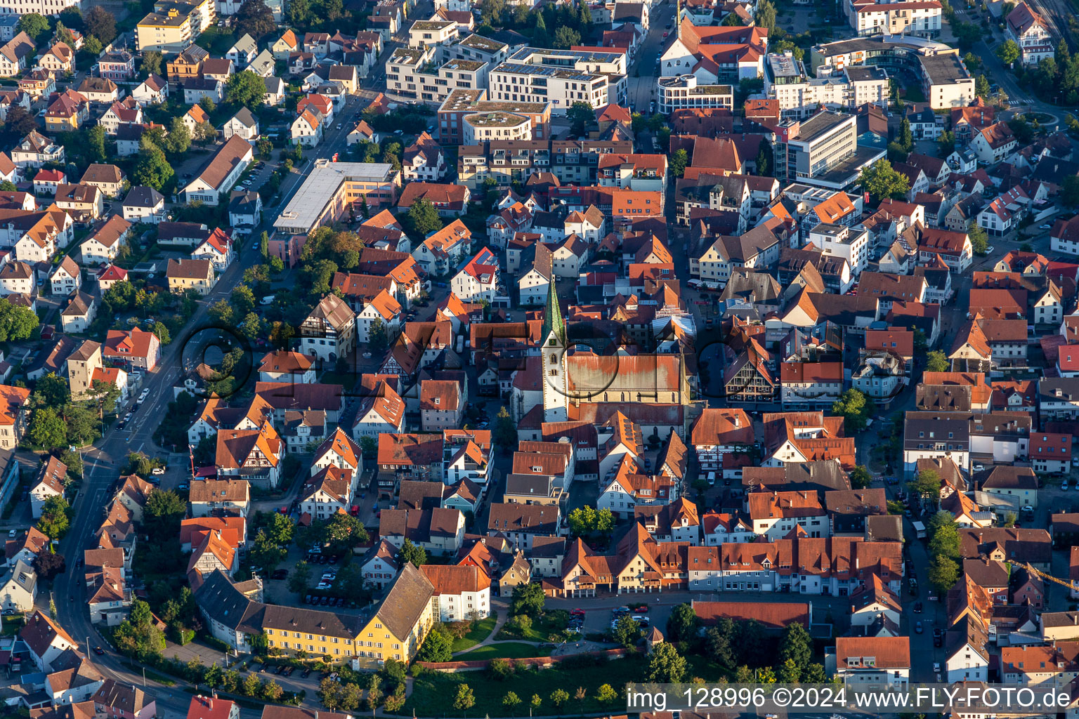 Vue aérienne de Vieille ville et centre-ville avec la Johanneskirche à Bad Saulgau dans le département Bade-Wurtemberg, Allemagne