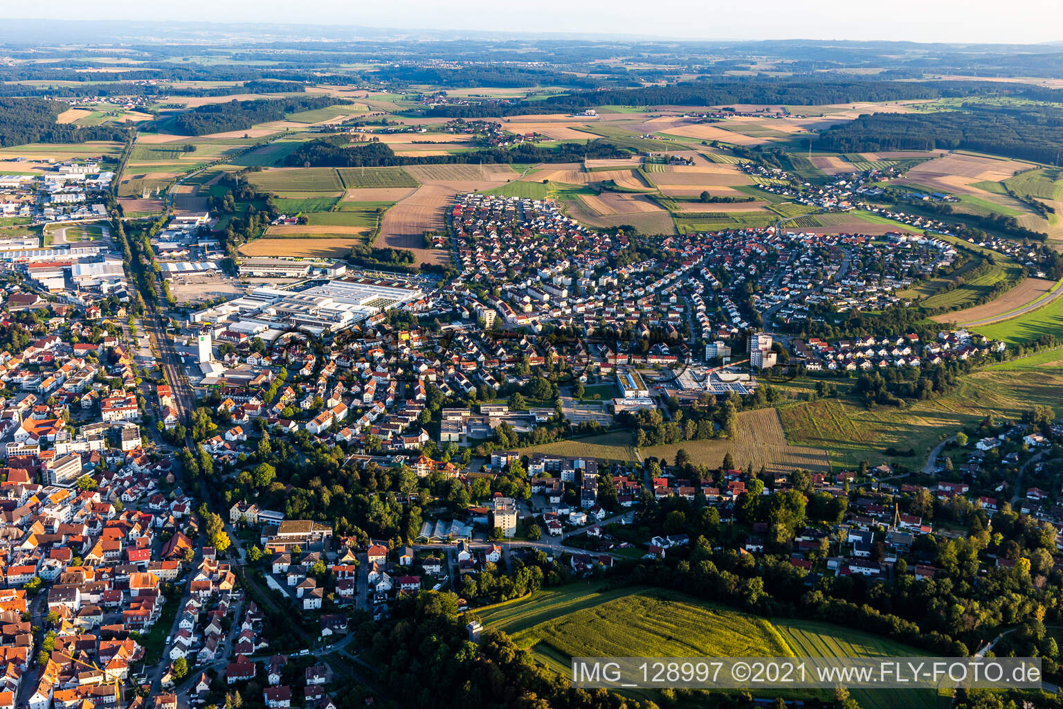 Vue aérienne de Zone urbaine avec périphérie et centre-ville en bordure de champs agricoles et de terres arables à Bad Saulgau dans le département Bade-Wurtemberg, Allemagne