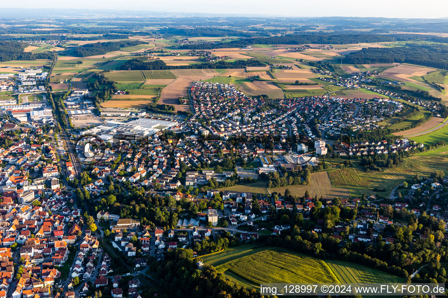 Vue aérienne de Zone urbaine avec périphérie et centre-ville en bordure de champs agricoles et de terres arables à Bad Saulgau dans le département Bade-Wurtemberg, Allemagne