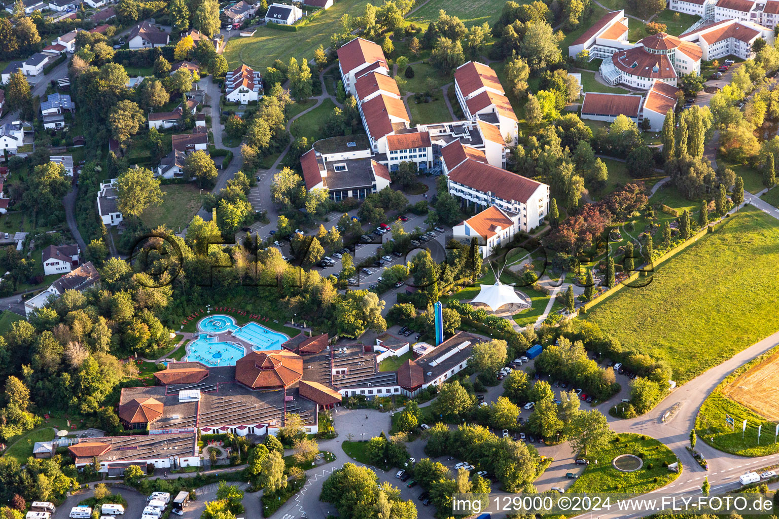 Vue aérienne de Bâtiment festif, bâtiment thermal et parc thermal avec thermes Sonnenhof Bad Saulgau et clinique sur les magnifiques Moos à Bad Saulgau dans le département Bade-Wurtemberg, Allemagne