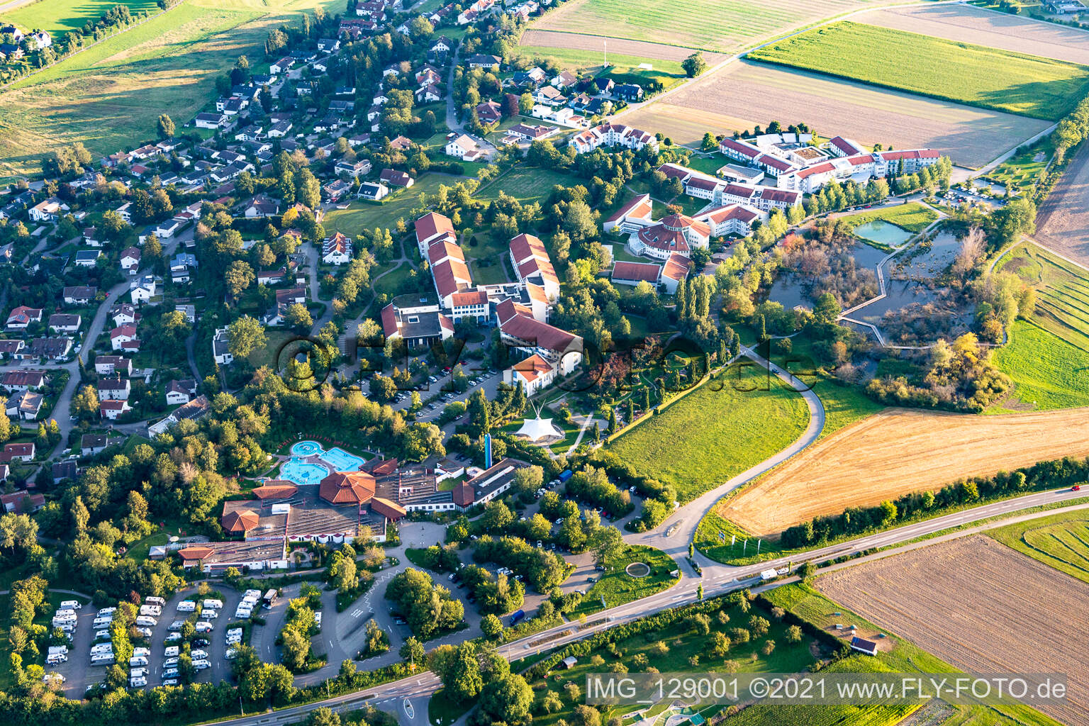 Vue aérienne de Bâtiment festif, bâtiment thermal et parc thermal avec thermes Sonnenhof Bad Saulgau et clinique sur les magnifiques Moos à Bad Saulgau dans le département Bade-Wurtemberg, Allemagne