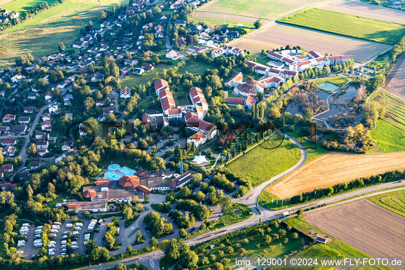 Vue aérienne de Bâtiment festif, bâtiment thermal et parc thermal avec thermes Sonnenhof Bad Saulgau et clinique sur les magnifiques Moos à Bad Saulgau dans le département Bade-Wurtemberg, Allemagne