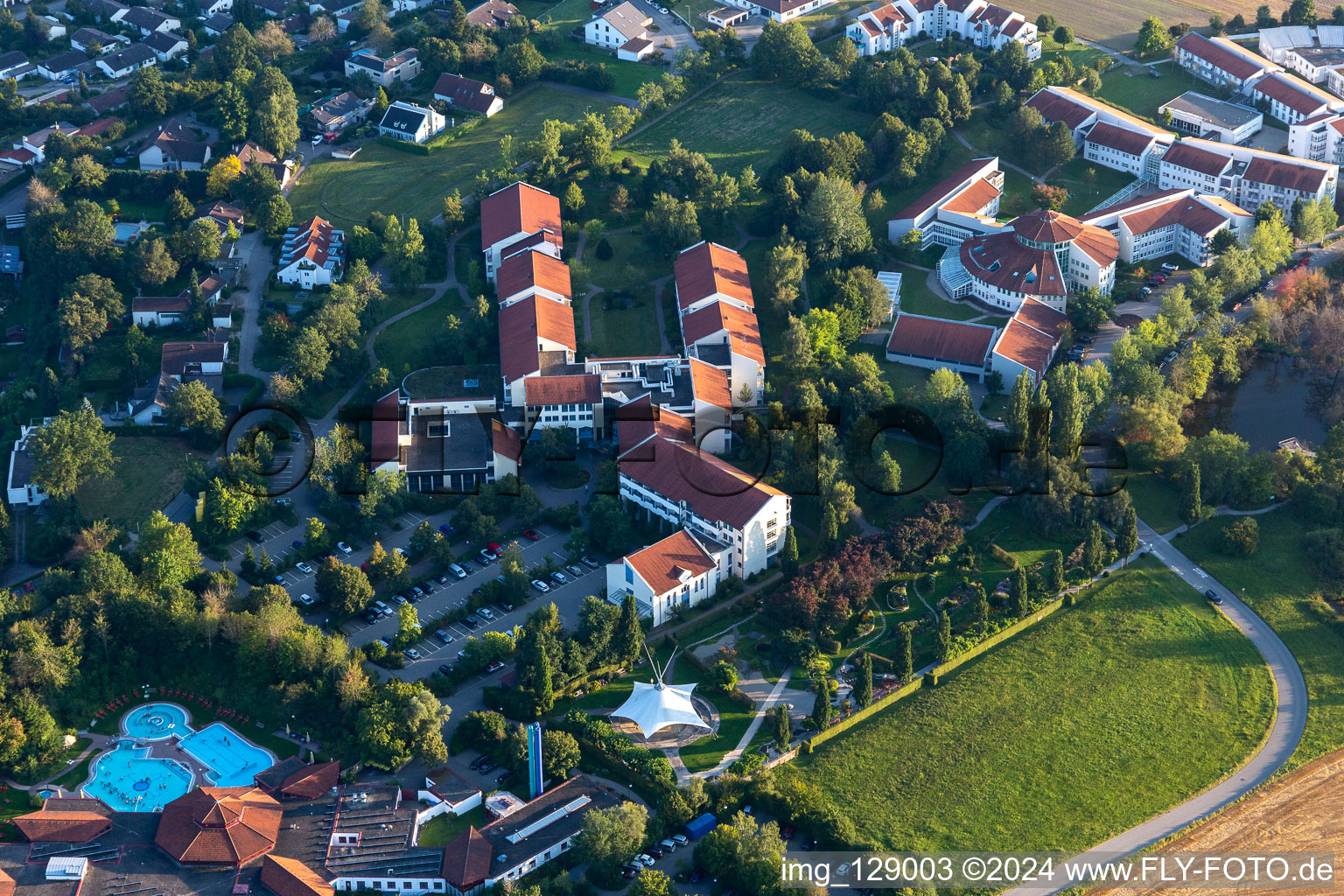 Vue oblique de Bâtiment festif, bâtiment thermal et parc thermal avec thermes Sonnenhof Bad Saulgau et clinique sur les magnifiques Moos à Bad Saulgau dans le département Bade-Wurtemberg, Allemagne