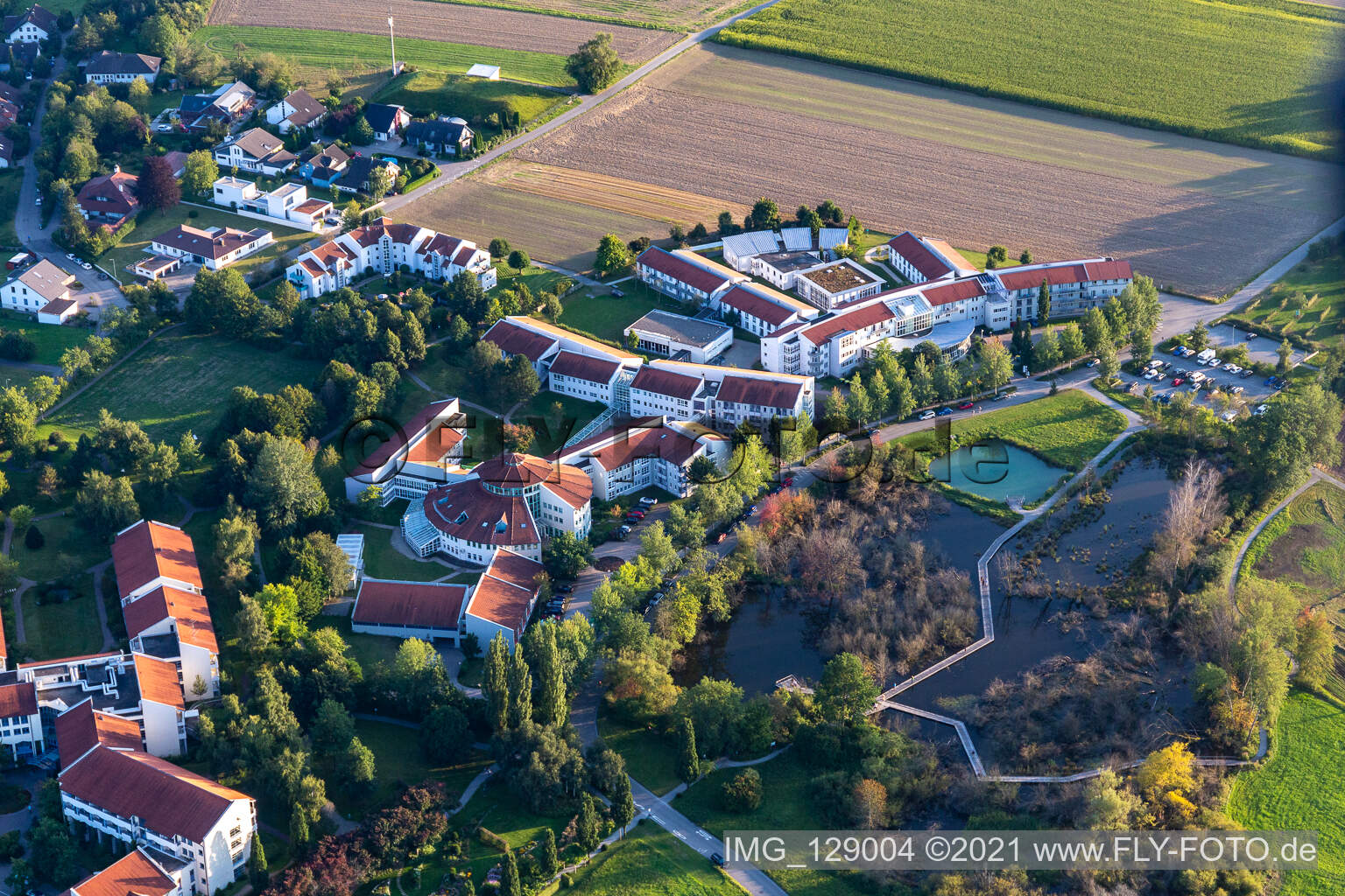 Vue aérienne de Centre Kurhaus et parc à thème naturel avec clinique sur les magnifiques Moos à Bad Saulgau dans le département Bade-Wurtemberg, Allemagne
