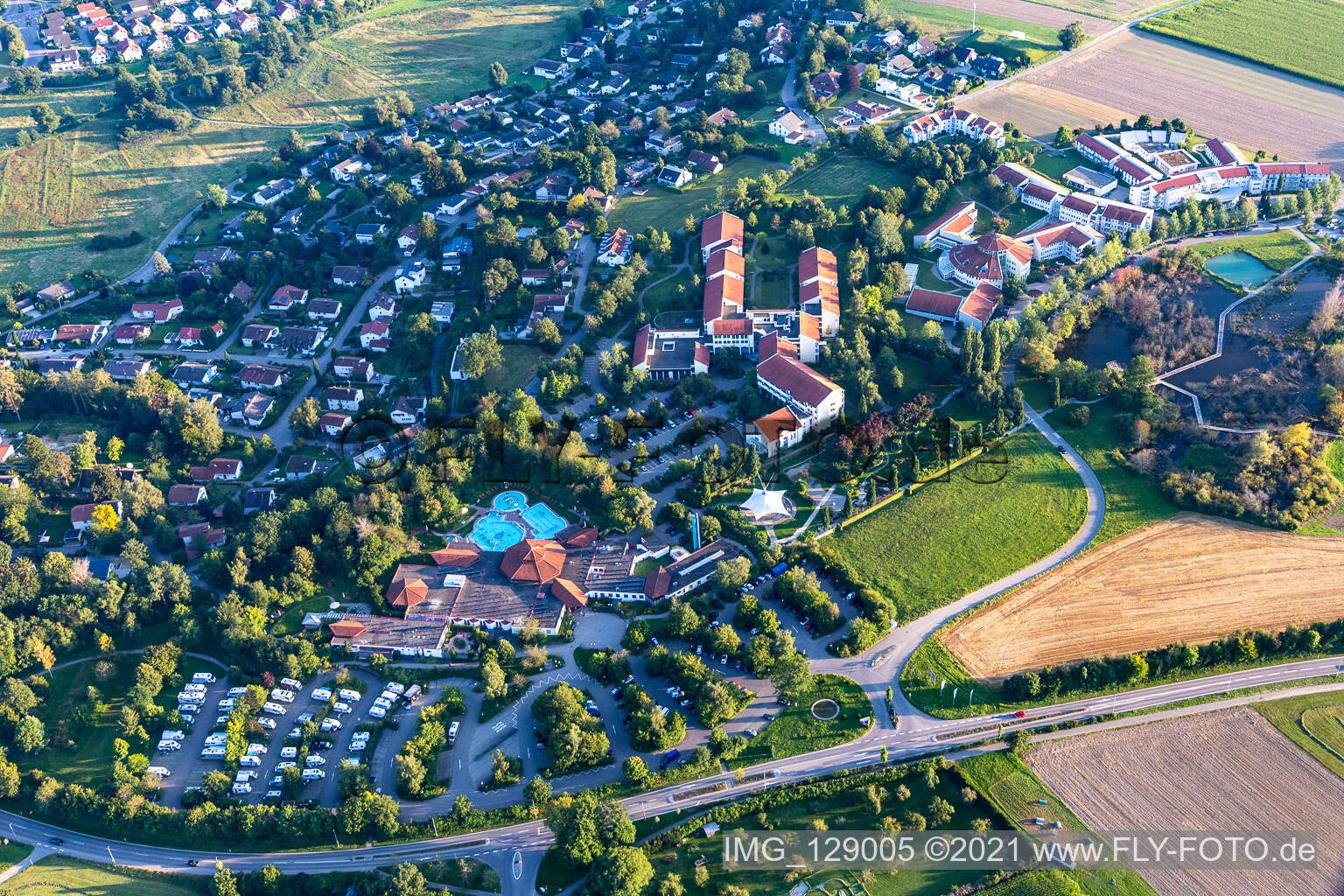 Vue aérienne de Centre thermal et parc thermal avec Sonnenhof-Therme Bad Saulgau et clinique sur la magnifique région de Moos à Bad Saulgau dans le département Bade-Wurtemberg, Allemagne