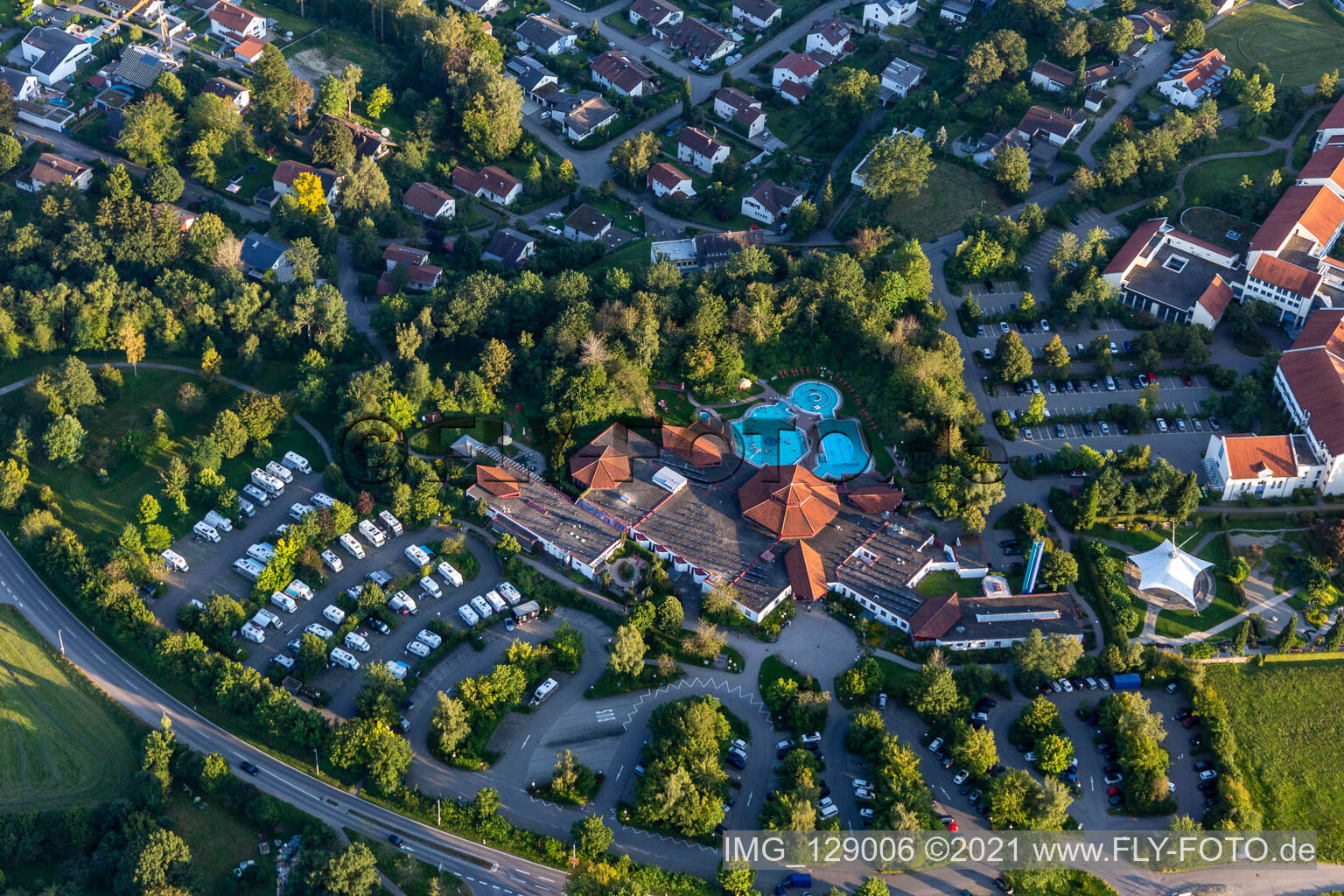 Vue aérienne de Centre thermal et parc thermal avec Sonnenhof-Therme Bad Saulgau et clinique sur la magnifique région de Moos à Bad Saulgau dans le département Bade-Wurtemberg, Allemagne