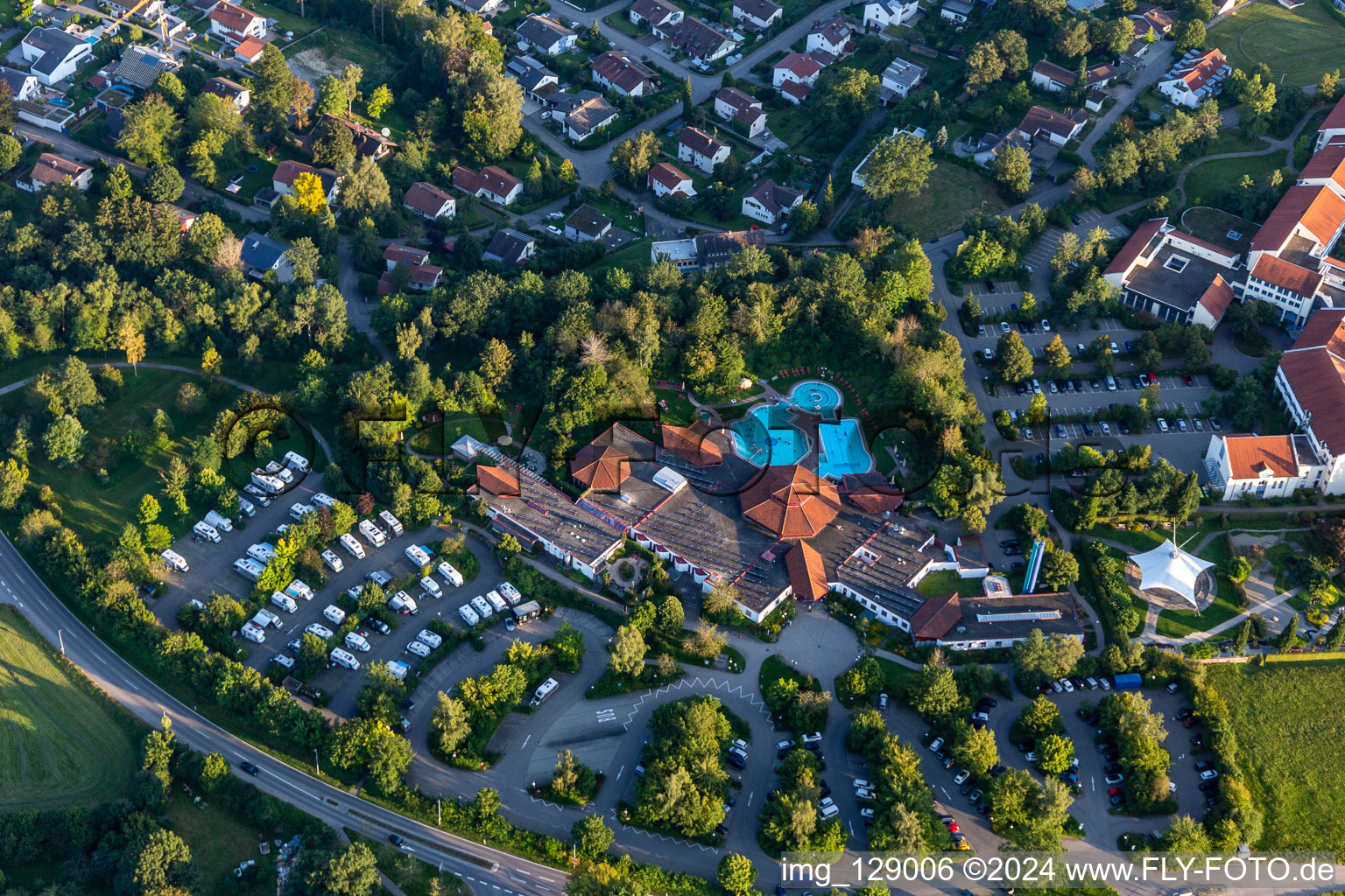 Vue aérienne de Centre thermal et parc thermal avec Sonnenhof-Therme Bad Saulgau et clinique sur la magnifique région de Moos à Bad Saulgau dans le département Bade-Wurtemberg, Allemagne