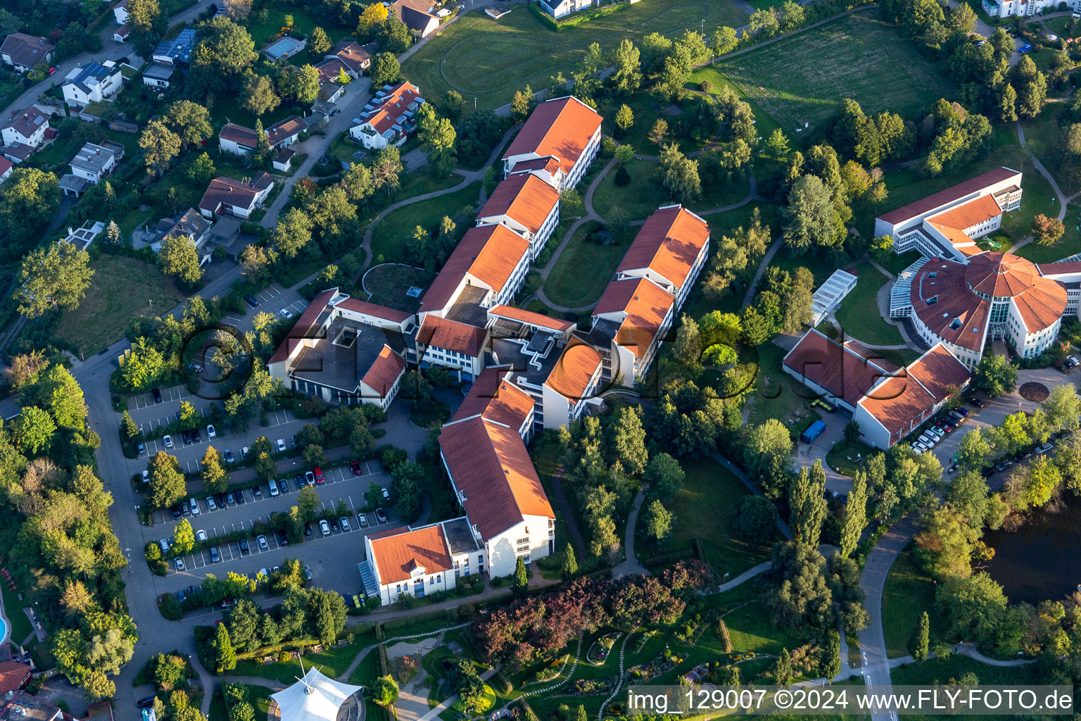 Vue aérienne de Centre Kurhaus avec clinique sur les magnifiques Moos à Bad Saulgau dans le département Bade-Wurtemberg, Allemagne