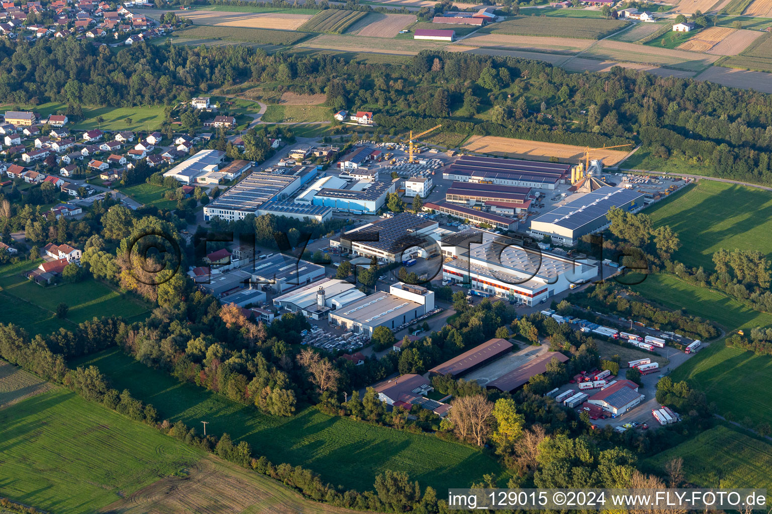 Vue aérienne de Zone industrielle et commerciale avec Spiess Transport International GmbH, TU Maschinen- und Anlagenbau GmbH, Eurostahl KG, Fensterle Bauunternehmen GmbH à Ertingen dans le département Bade-Wurtemberg, Allemagne