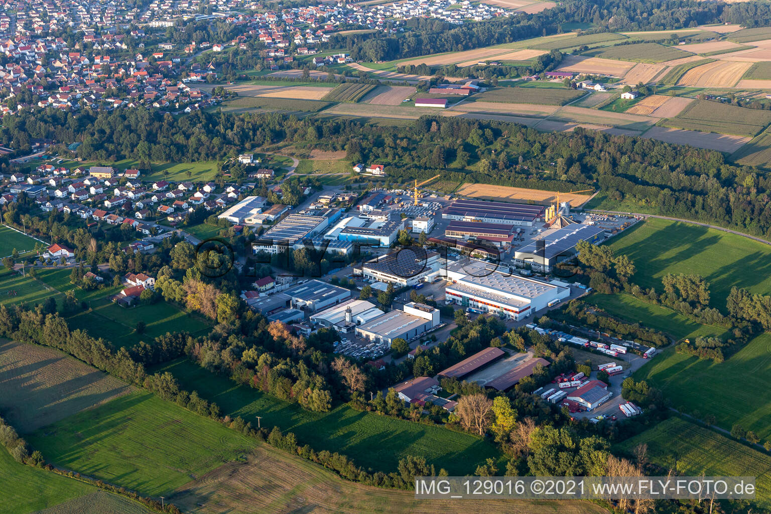 Vue aérienne de TU Maschinen- und Anlagenbau GmbH, Eurostahl KG, Fensterle Bauunternehmen GmbH à Ertingen dans le département Bade-Wurtemberg, Allemagne