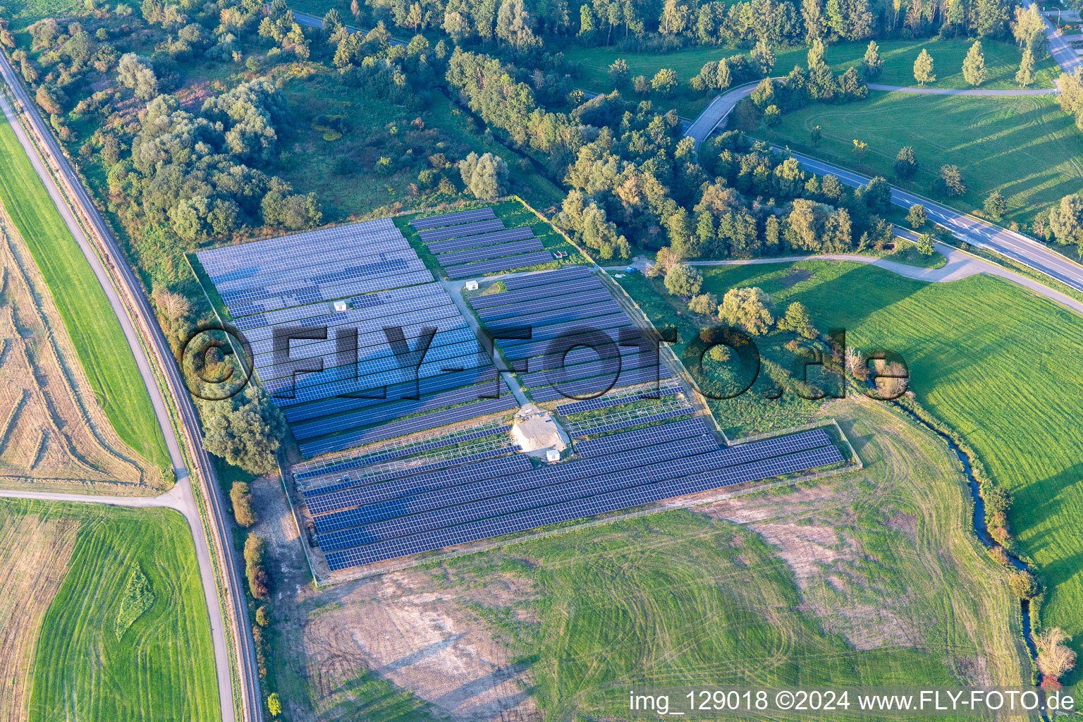 Vue aérienne de Rangées de panneaux d'une centrale solaire et d'un système photovoltaïque sur un champ à Ertingen dans le département Bade-Wurtemberg, Allemagne