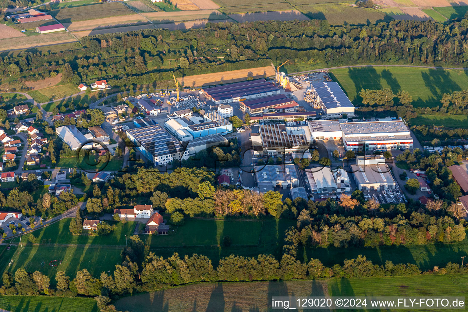 Vue aérienne de Zone industrielle et commerciale avec Spiess Transport International GmbH, TU Maschinen- und Anlagenbau GmbH, Eurostahl KG, Fensterle Bauunternehmen GmbH à Ertingen dans le département Bade-Wurtemberg, Allemagne