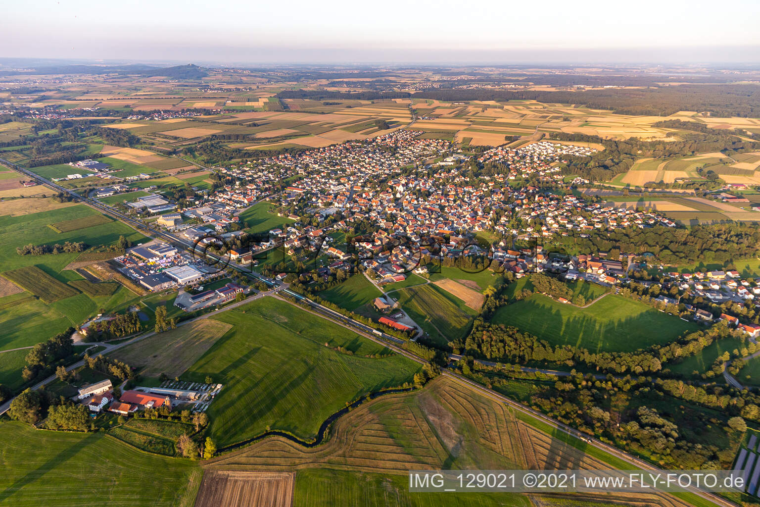 Vue aérienne de Vue des rues et des maisons des quartiers résidentiels à Ertingen dans le département Bade-Wurtemberg, Allemagne