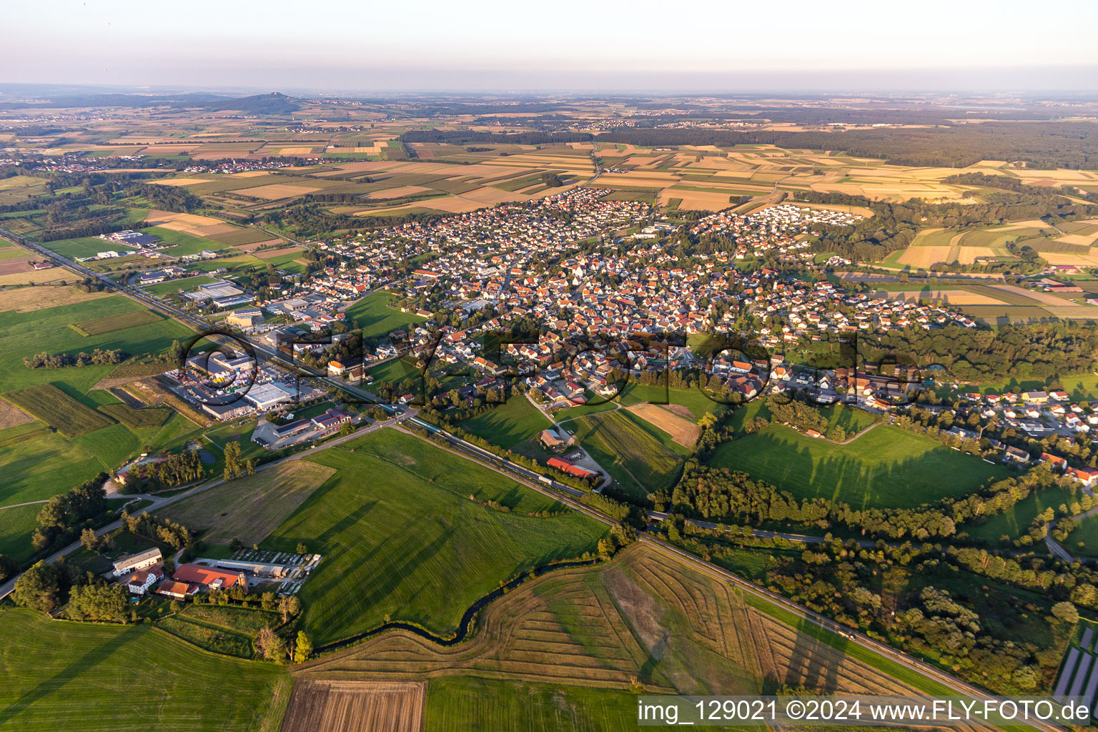 Vue aérienne de Vue des rues et des maisons des quartiers résidentiels à Ertingen dans le département Bade-Wurtemberg, Allemagne