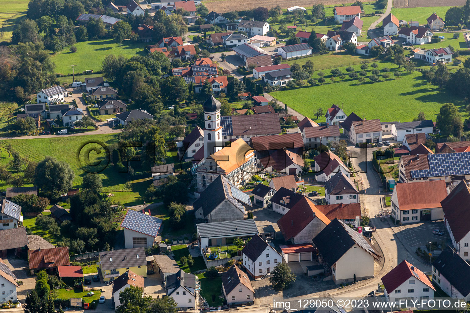 Vue aérienne de Église de Saint-Sébastien à le quartier Reichenbach in Bad Schussenried dans le département Bade-Wurtemberg, Allemagne