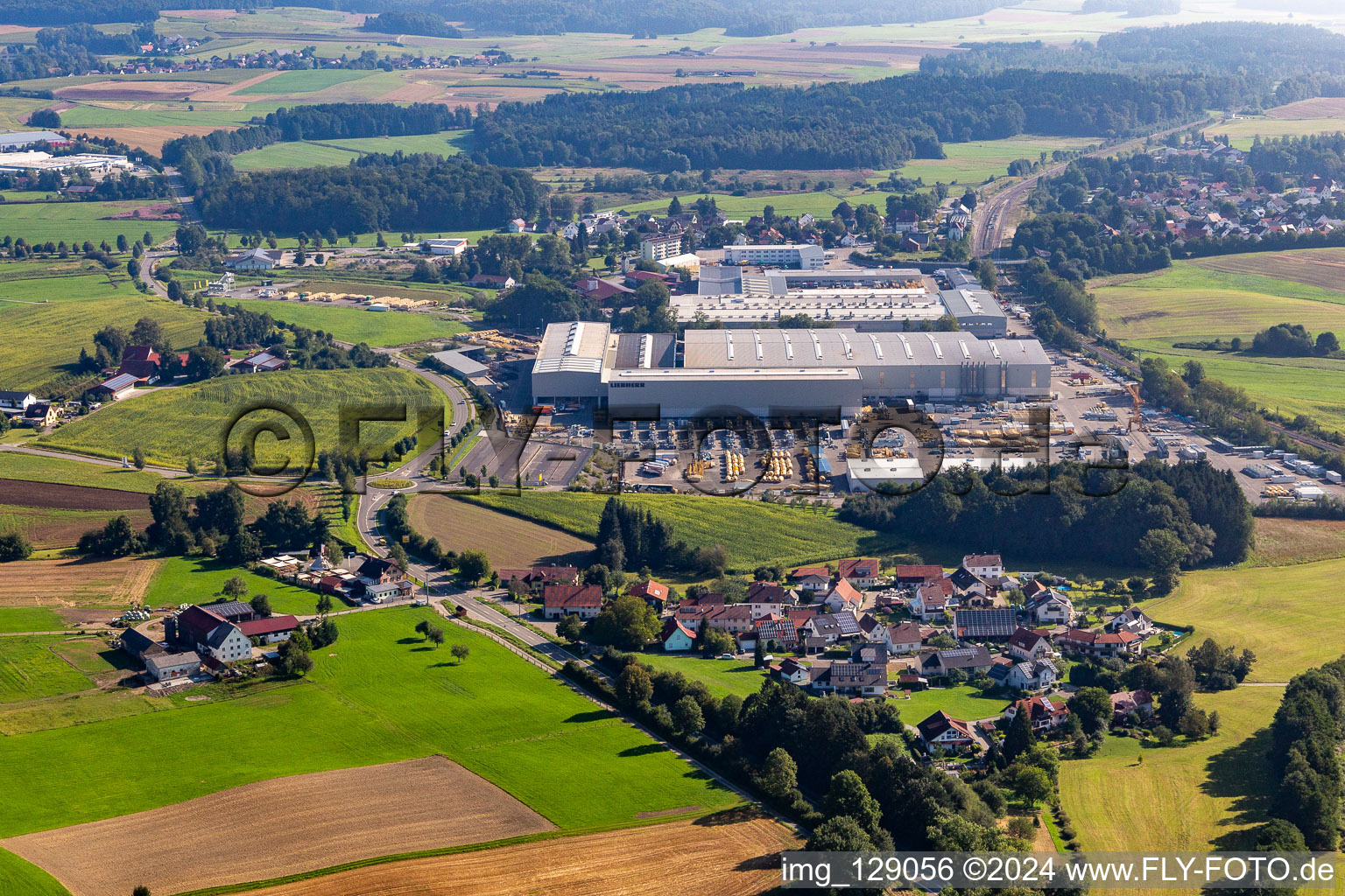 Vue aérienne de Technique de mélange Liebherr à le quartier Kürnbach in Bad Schussenried dans le département Bade-Wurtemberg, Allemagne