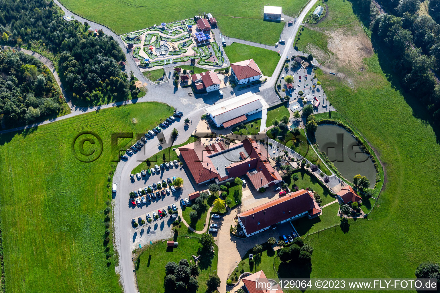 Vue aérienne de Hôtel Hofgut Tiergarten et Adventure Golf Aulendorf à Aulendorf dans le département Bade-Wurtemberg, Allemagne