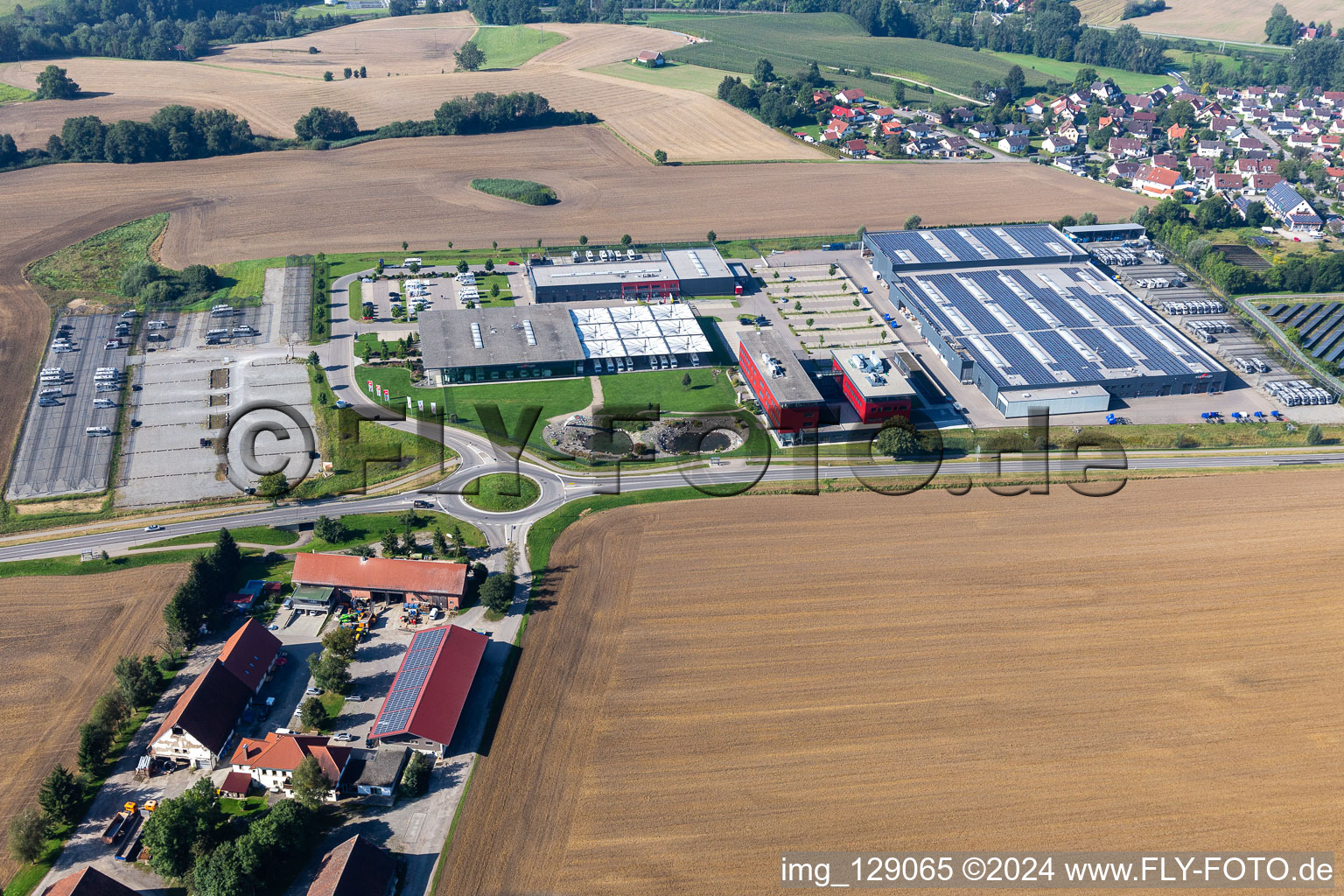 Vue oblique de Site de l'usine de construction automobile de Carthago Reisemobilbau GmbH à le quartier Unterrauhen in Aulendorf dans le département Bade-Wurtemberg, Allemagne