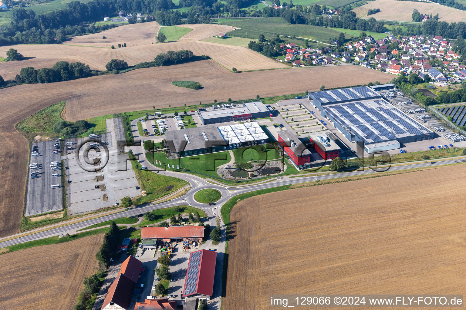 Site de l'usine de construction automobile de Carthago Reisemobilbau GmbH à le quartier Unterrauhen in Aulendorf dans le département Bade-Wurtemberg, Allemagne d'en haut