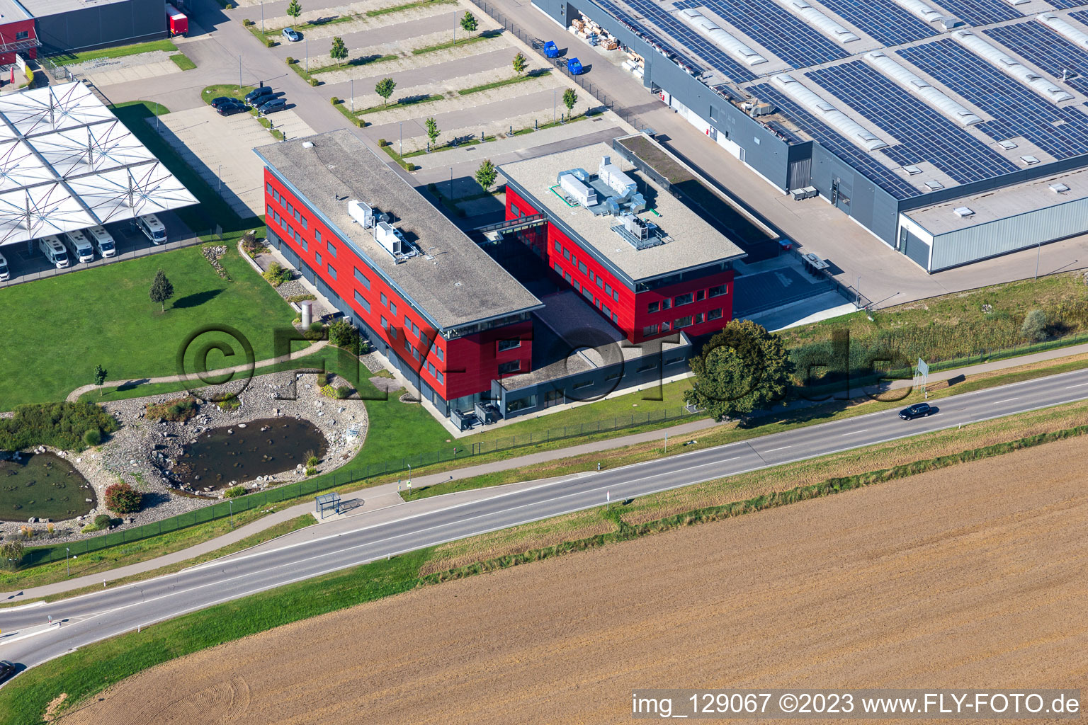 Site de l'usine de construction automobile de Carthago Reisemobilbau GmbH à le quartier Unterrauhen in Aulendorf dans le département Bade-Wurtemberg, Allemagne hors des airs