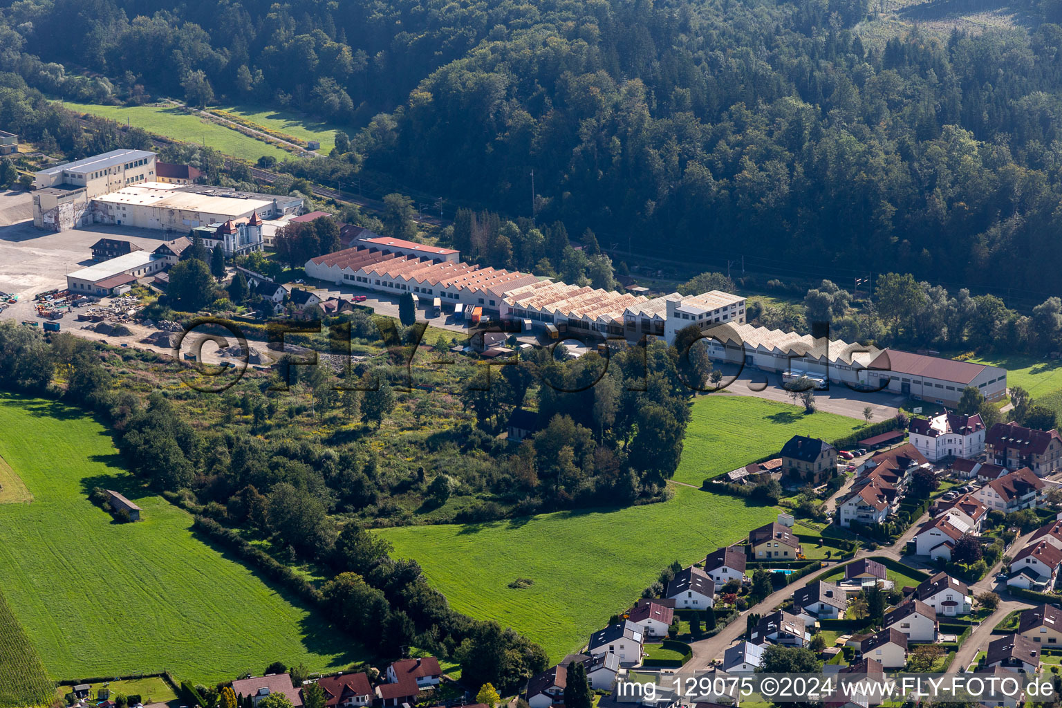 Vue aérienne de Fabrikstr à le quartier Mochenwangen in Wolpertswende dans le département Bade-Wurtemberg, Allemagne