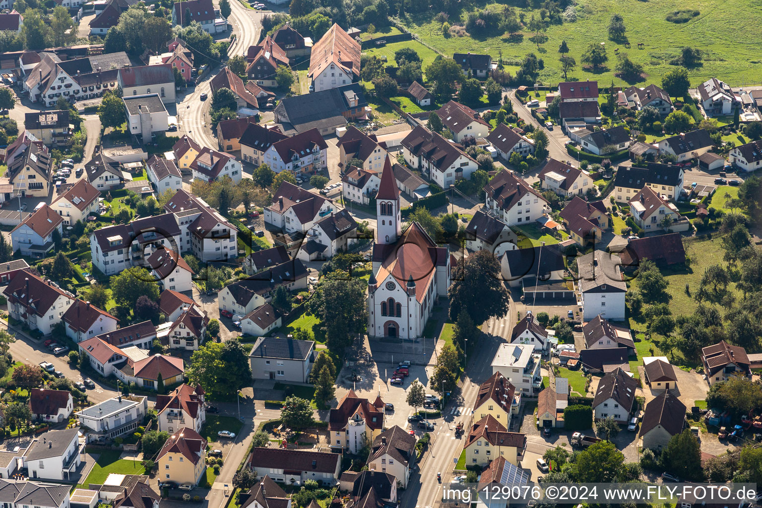 Vue aérienne de Église paroissiale de Mochenwangen à le quartier Mochenwangen in Wolpertswende dans le département Bade-Wurtemberg, Allemagne