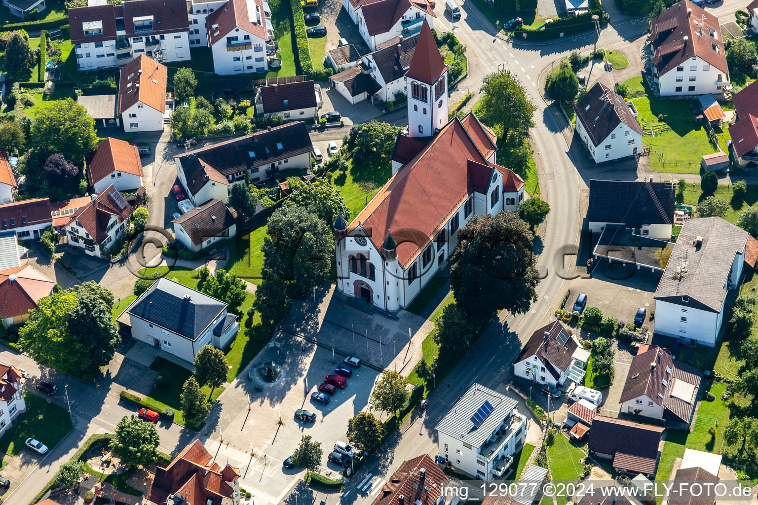 Vue aérienne de Église paroissiale de Mochenwangen à le quartier Mochenwangen in Wolpertswende dans le département Bade-Wurtemberg, Allemagne