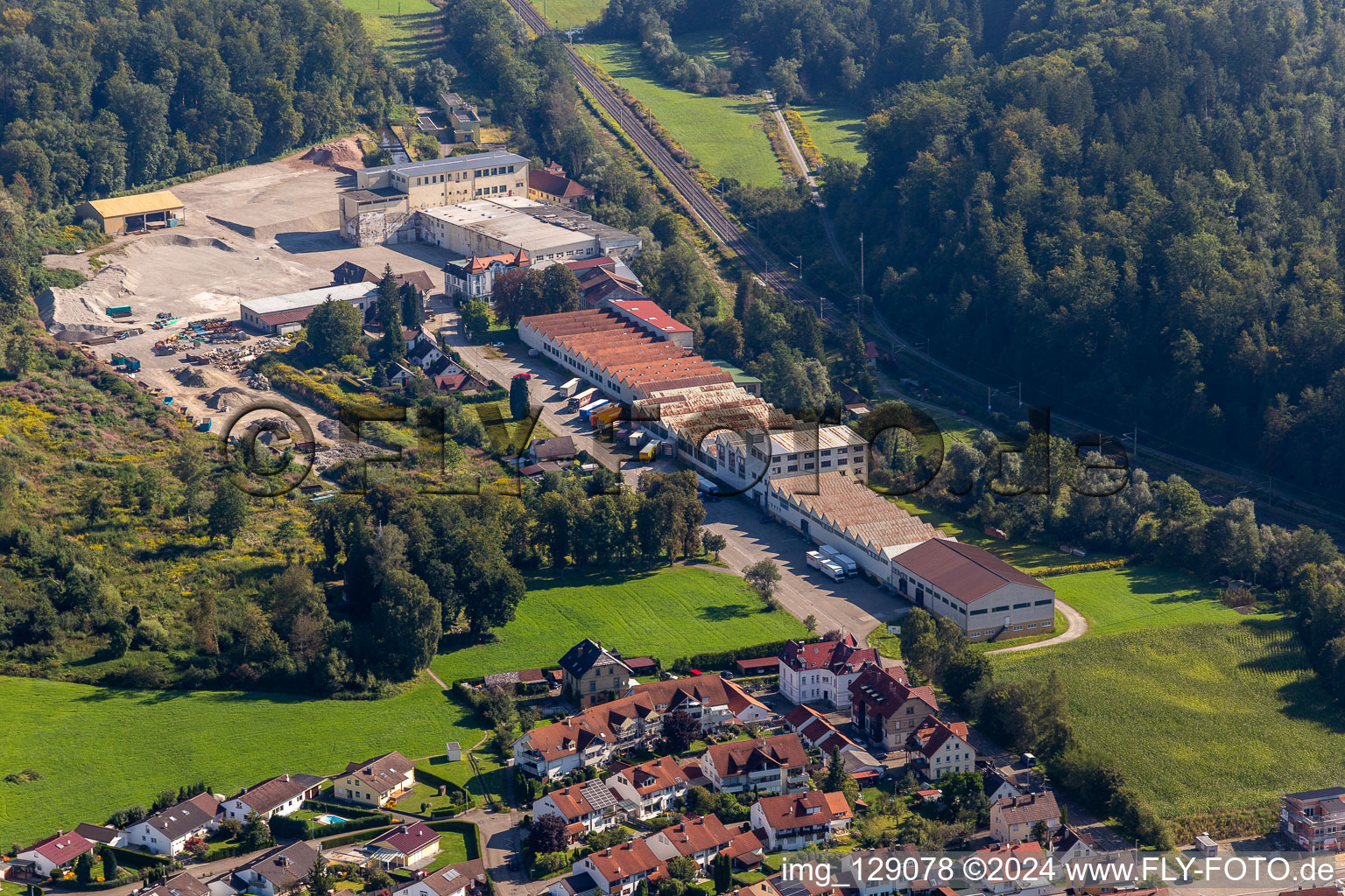 Vue aérienne de Fabrikstr à le quartier Mochenwangen in Wolpertswende dans le département Bade-Wurtemberg, Allemagne