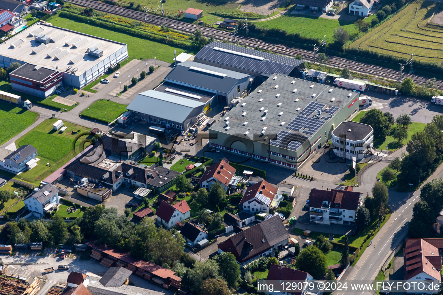 Vue aérienne de Riga GmbH, Andreas Würstle Camping-car pour chiens AW à le quartier Mochenwangen in Wolpertswende dans le département Bade-Wurtemberg, Allemagne